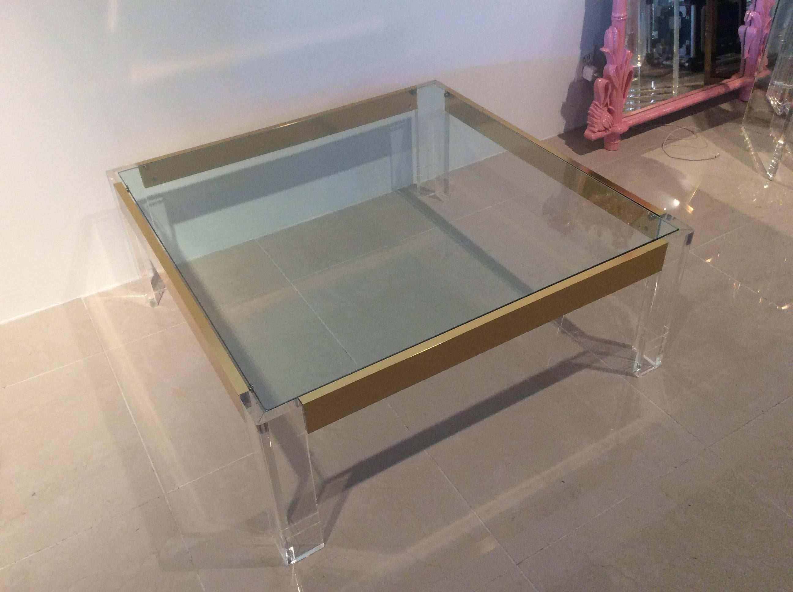 Couchtisch aus Lucite und Messing im Charles Hollis Jones-Stil aus Glas im Zustand „Gut“ im Angebot in West Palm Beach, FL