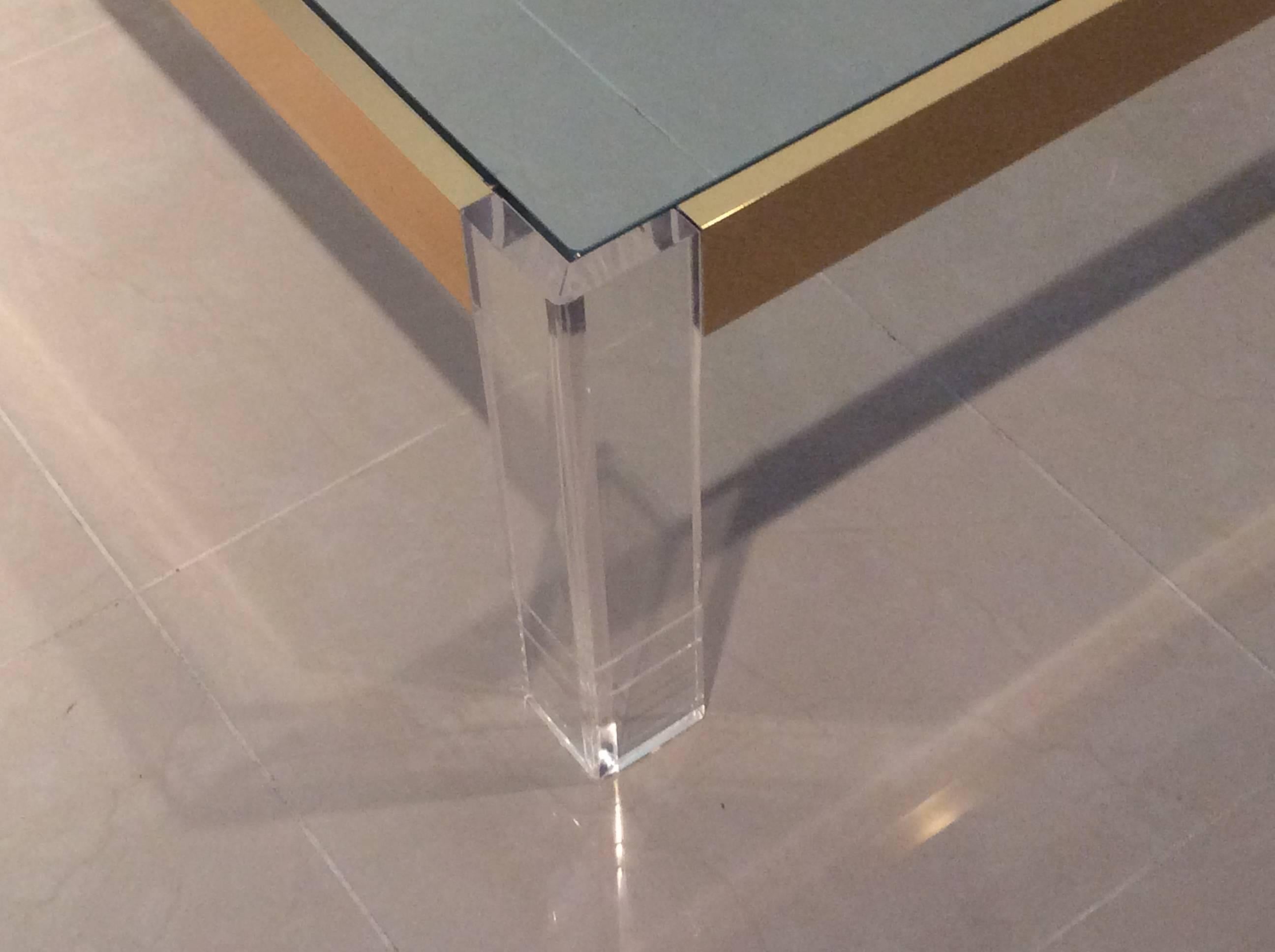 Couchtisch aus Lucite und Messing im Charles Hollis Jones-Stil aus Glas (20. Jahrhundert) im Angebot