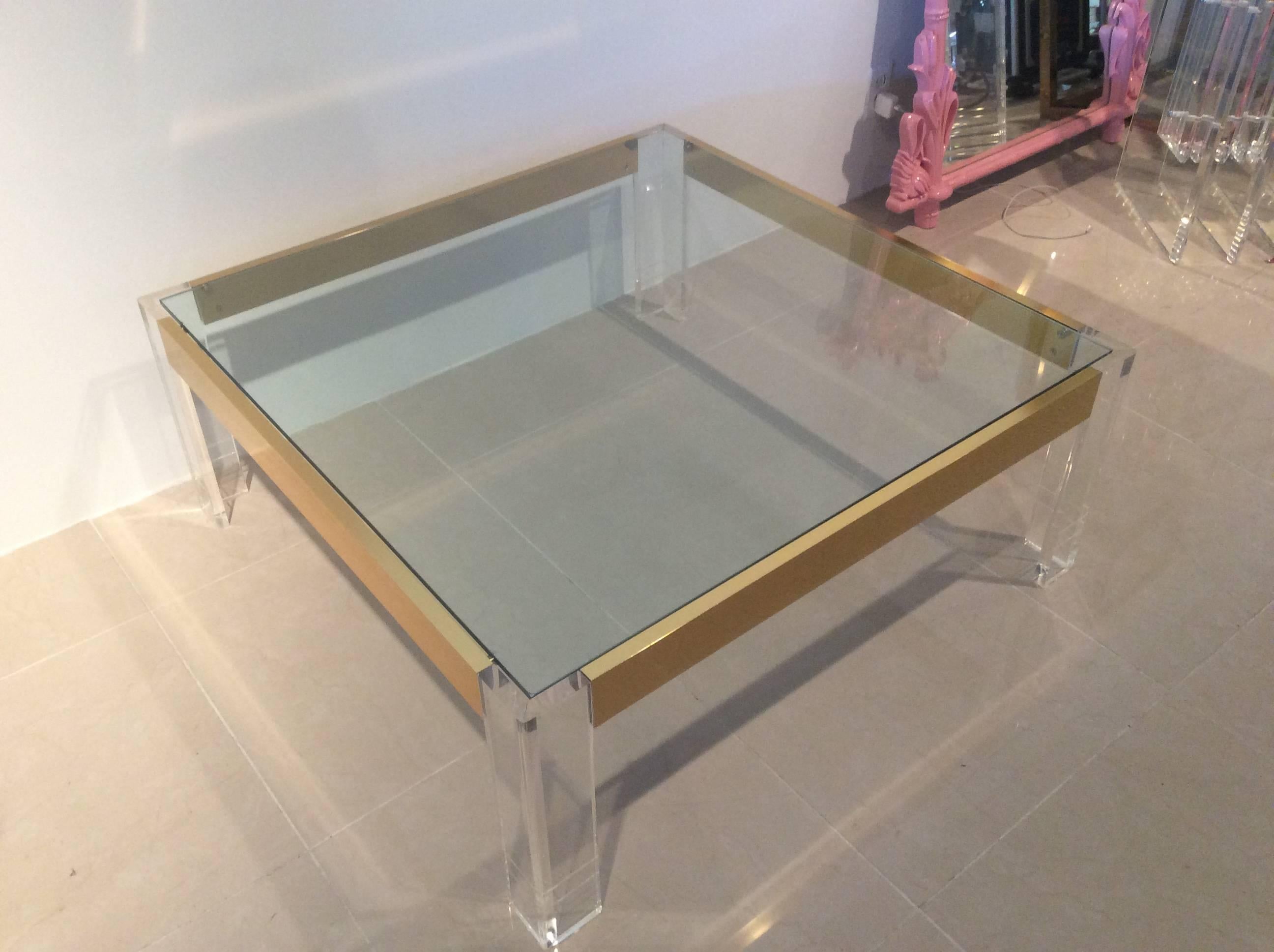 Couchtisch aus Lucite und Messing im Charles Hollis Jones-Stil aus Glas im Angebot 1