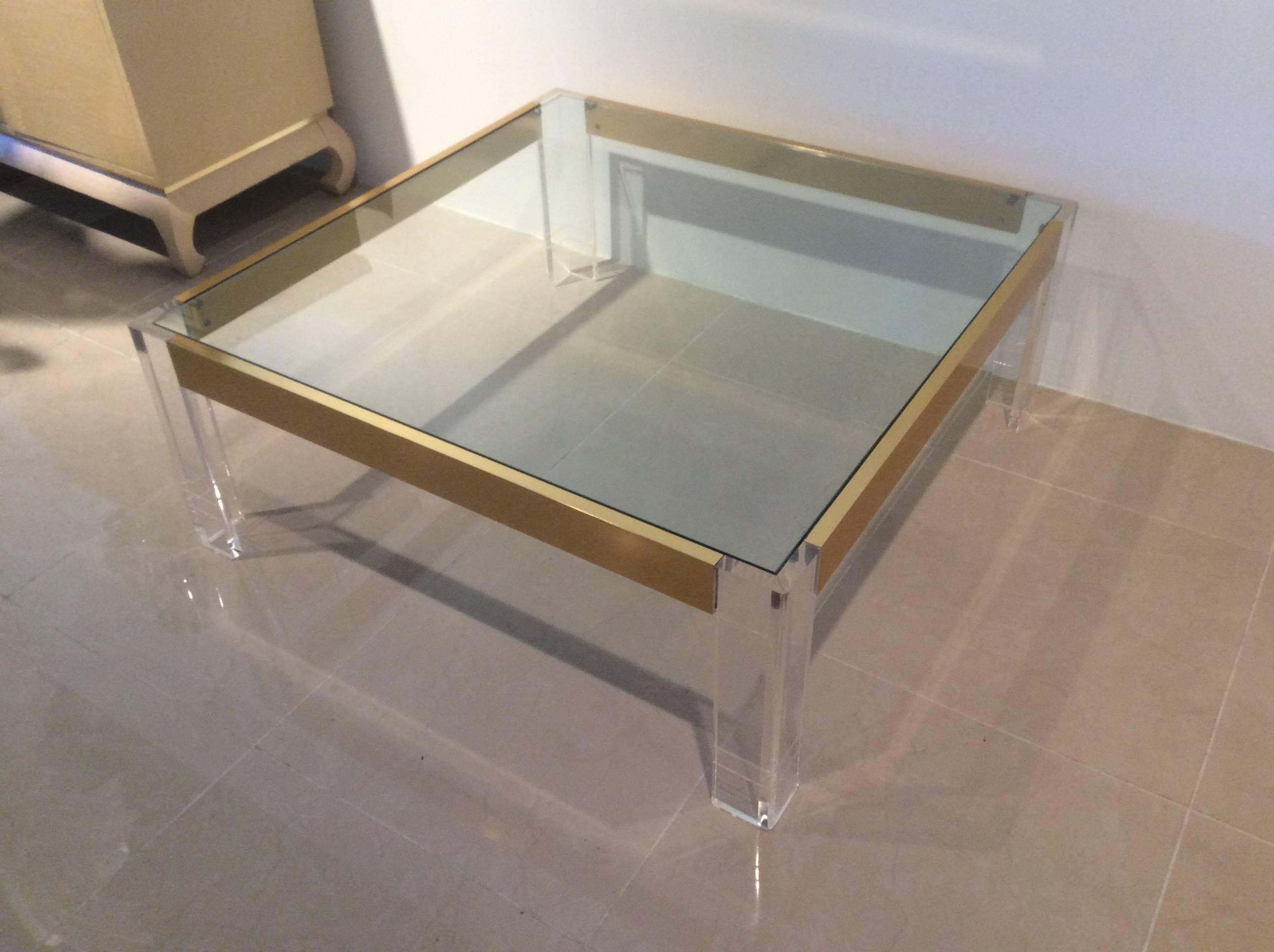 Couchtisch aus Lucite und Messing im Charles Hollis Jones-Stil aus Glas im Angebot 2