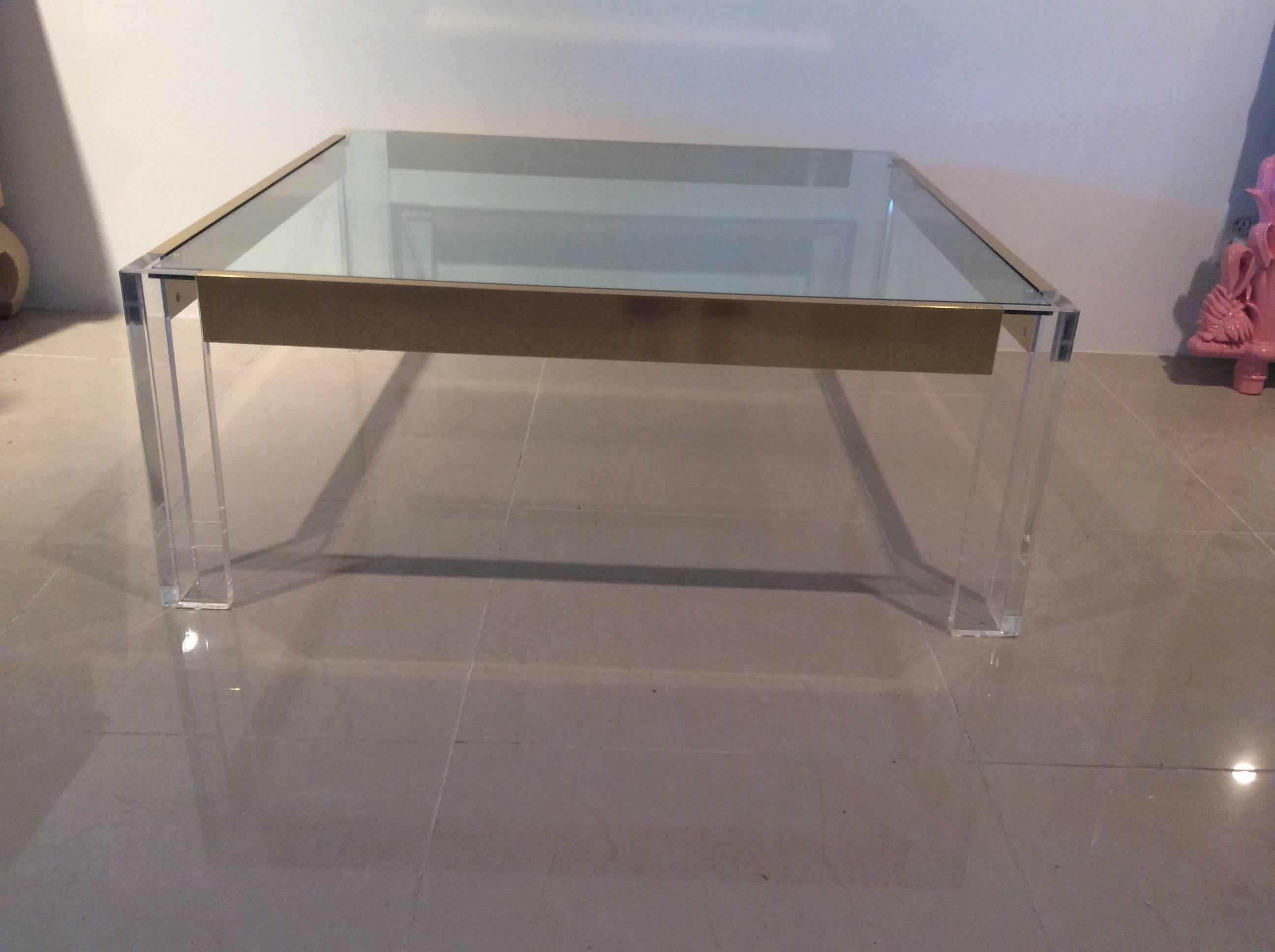 Couchtisch aus Lucite und Messing im Charles Hollis Jones-Stil aus Glas im Angebot 4