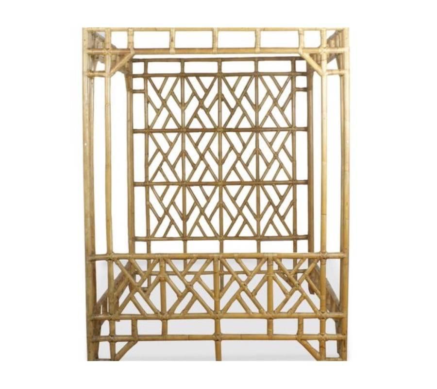 Absolutely breathless vintage Hollywood Regency canopy bed! Queen-size faux bamboo canopy bed. This piece comes apart in four flat pieces and is easy to assemble. 

