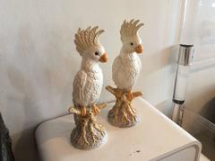 Paire de Vieilles Statues Italiennes d'Oiseaux Cockatoo Céramique Hollywood Regency