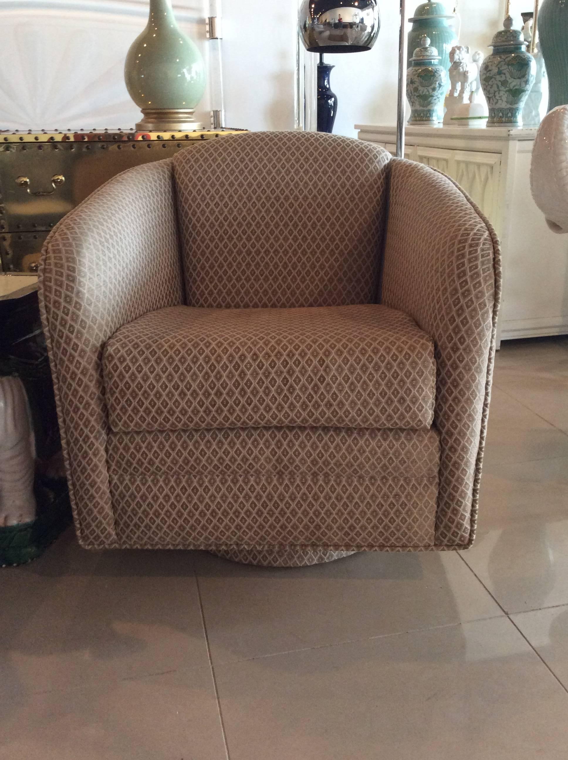 Pair of Swivel Platform Club, Lounge Barrel Armchairs Hollywood Regency Chairs In Good Condition In West Palm Beach, FL