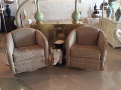 Paire de fauteuils club:: lounge et baril à plate-forme pivotante Fauteuils Hollywood Regency