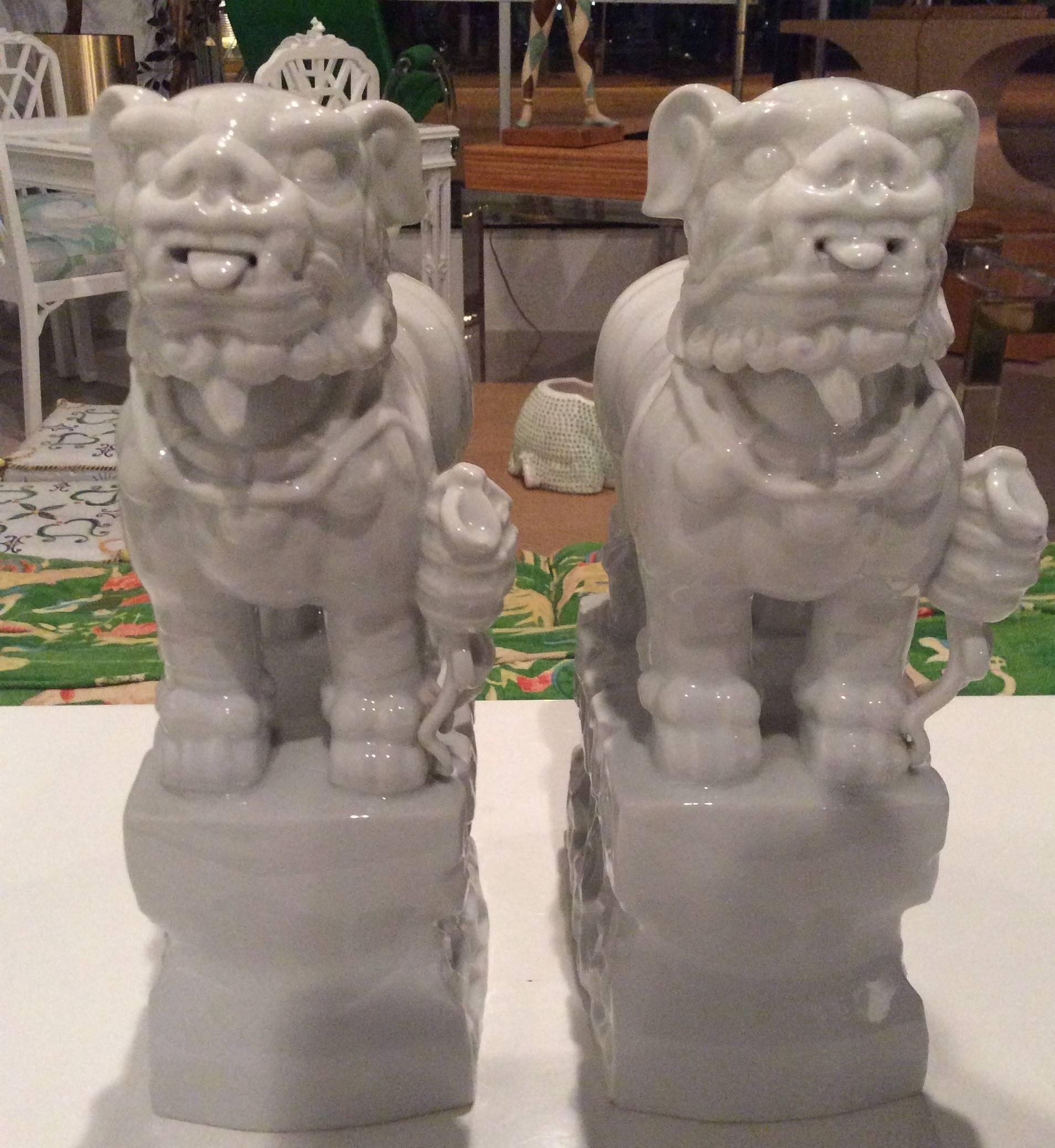 Foo Dogs Pair White Chine De Blanc Italian Hollywood Regency Vintage Ornate In Excellent Condition In West Palm Beach, FL