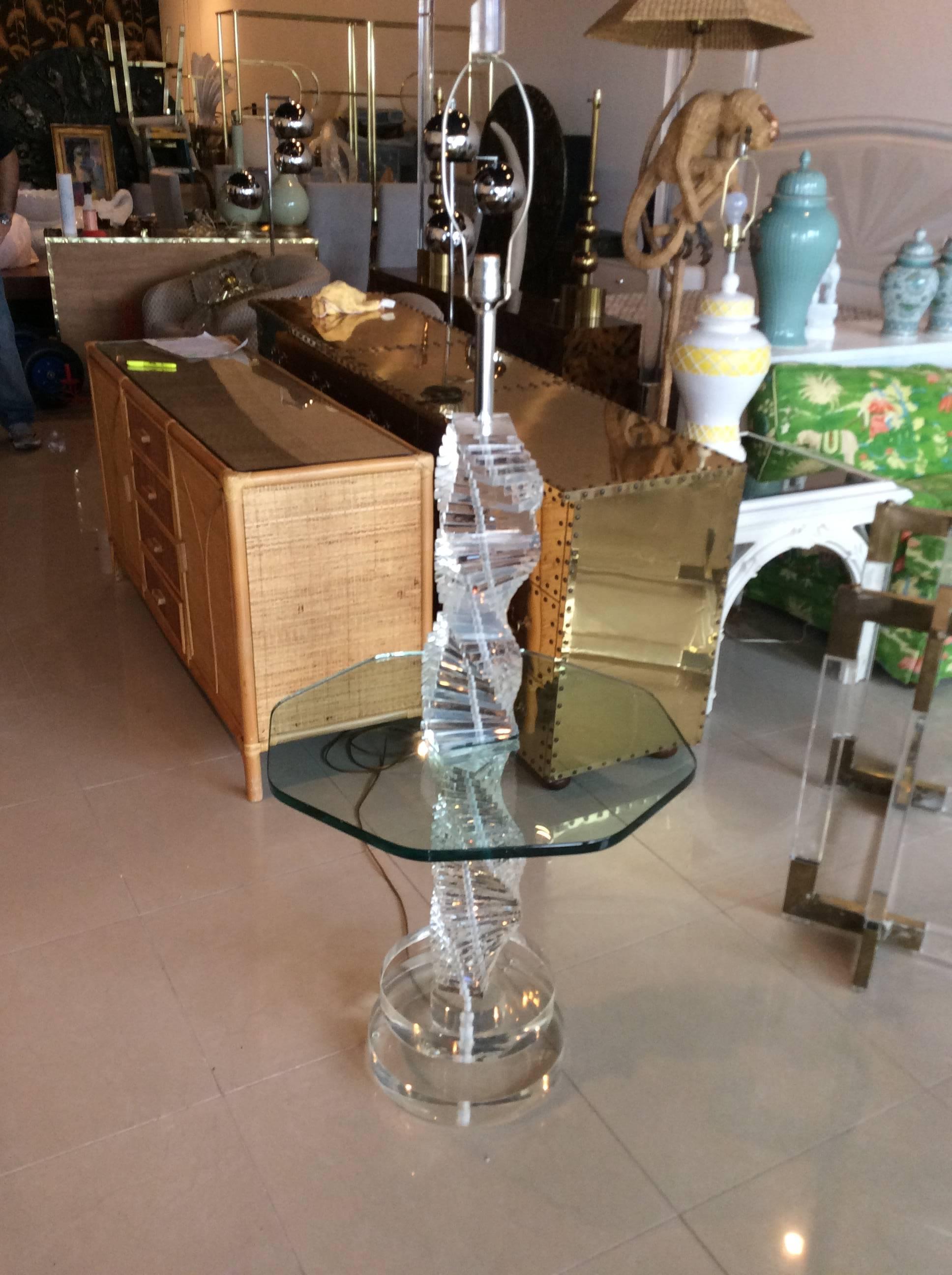 Lucite 1978 Floor Lamp Table Swirl Staircase Glass Hollywood Regency Signed In Excellent Condition In West Palm Beach, FL