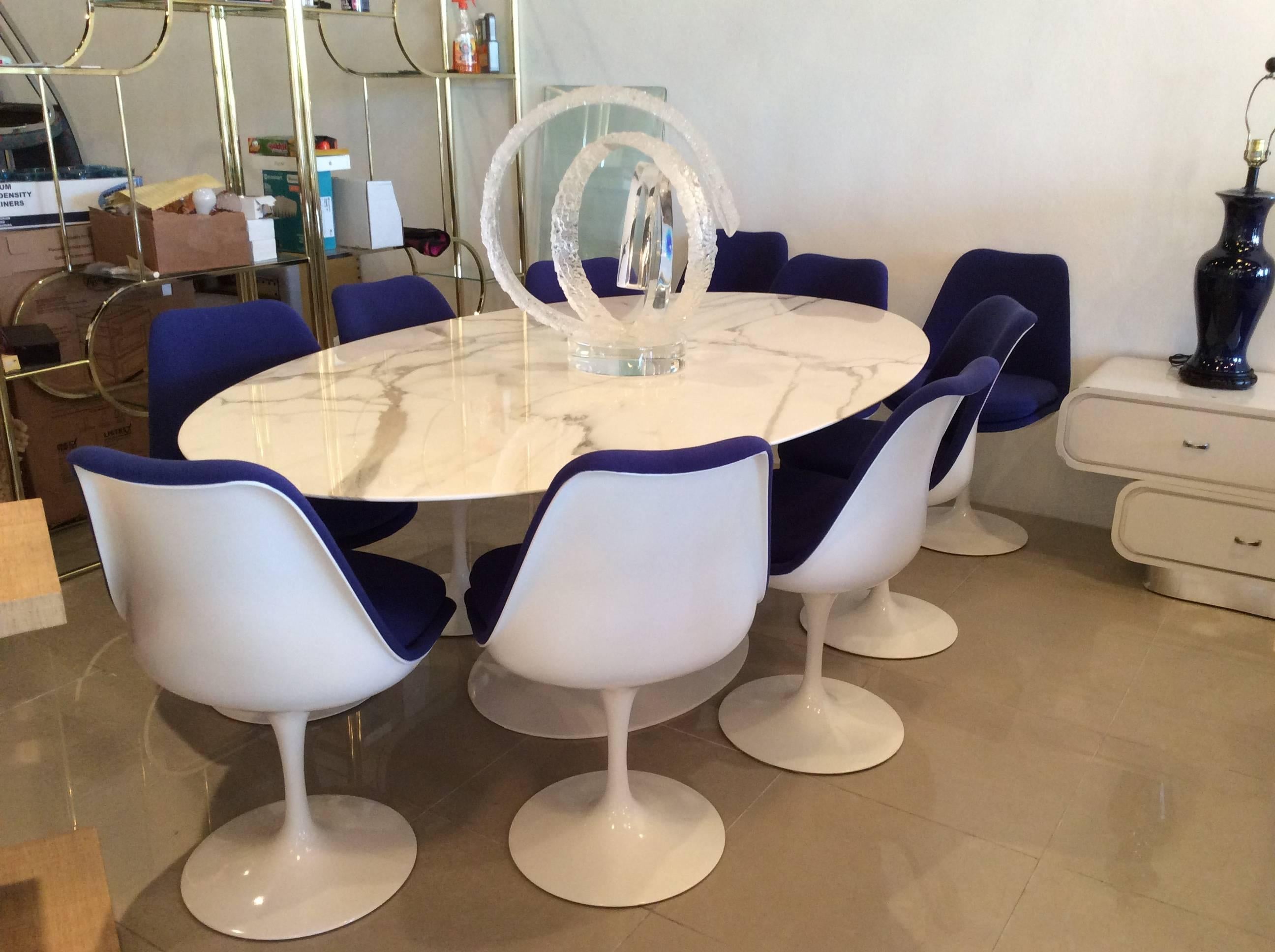 Late 20th Century Knoll Tulip Table Eero Saarinen Marble & Ten Swivel Blue Dining Chairs Oval