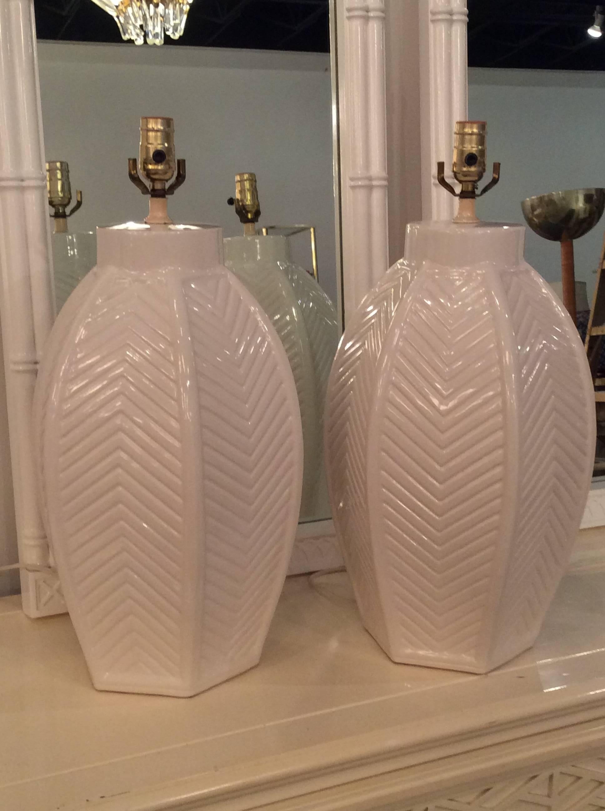 Paire de lampes de bureau vintage surdimensionnées à chevrons en céramique blanche, Hollywood Regency en vente 1
