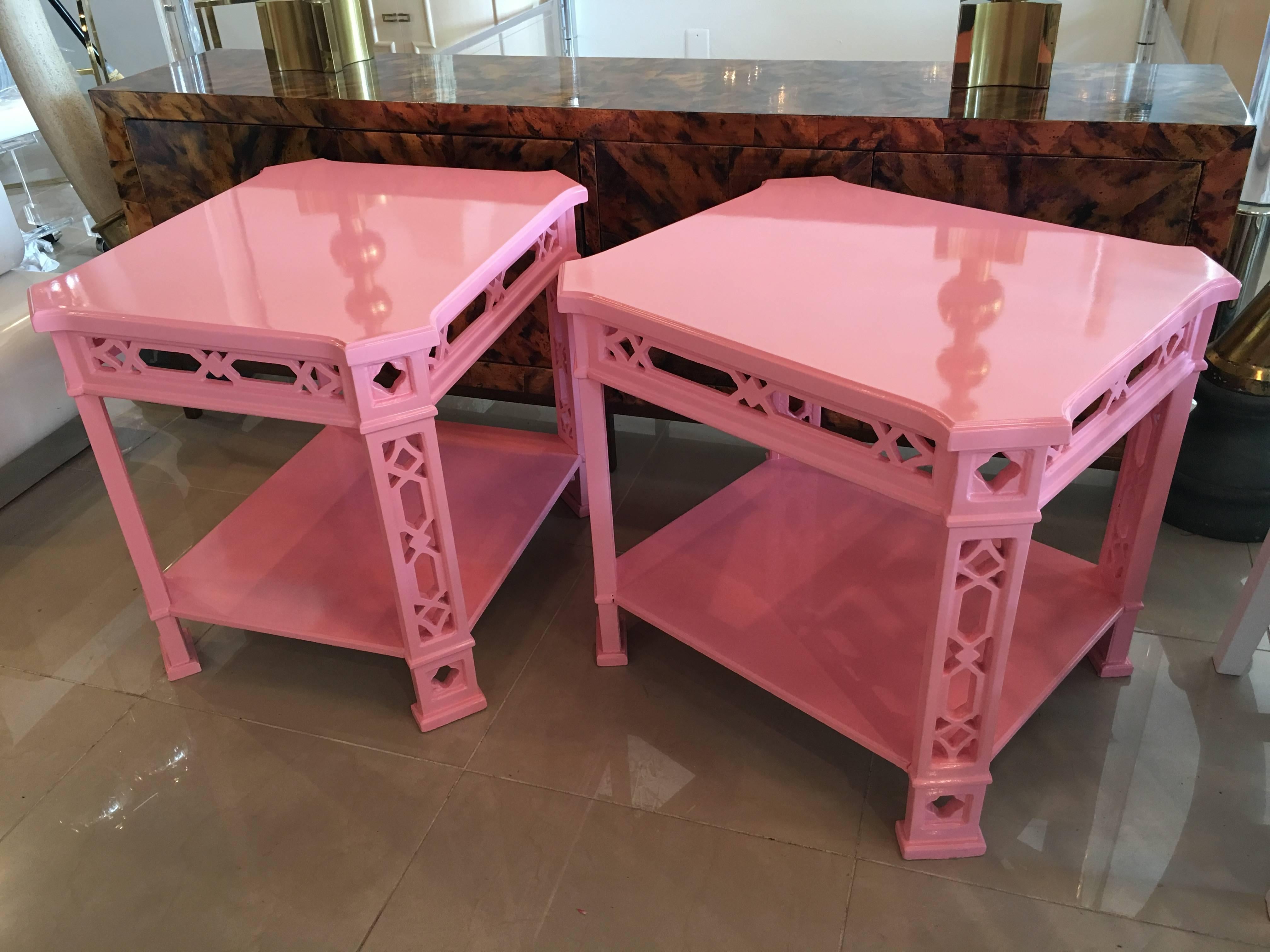 Pair of Coral Pink End Side Tables Lacquered Fretwork Fret Chinese Chippendale In Good Condition In West Palm Beach, FL