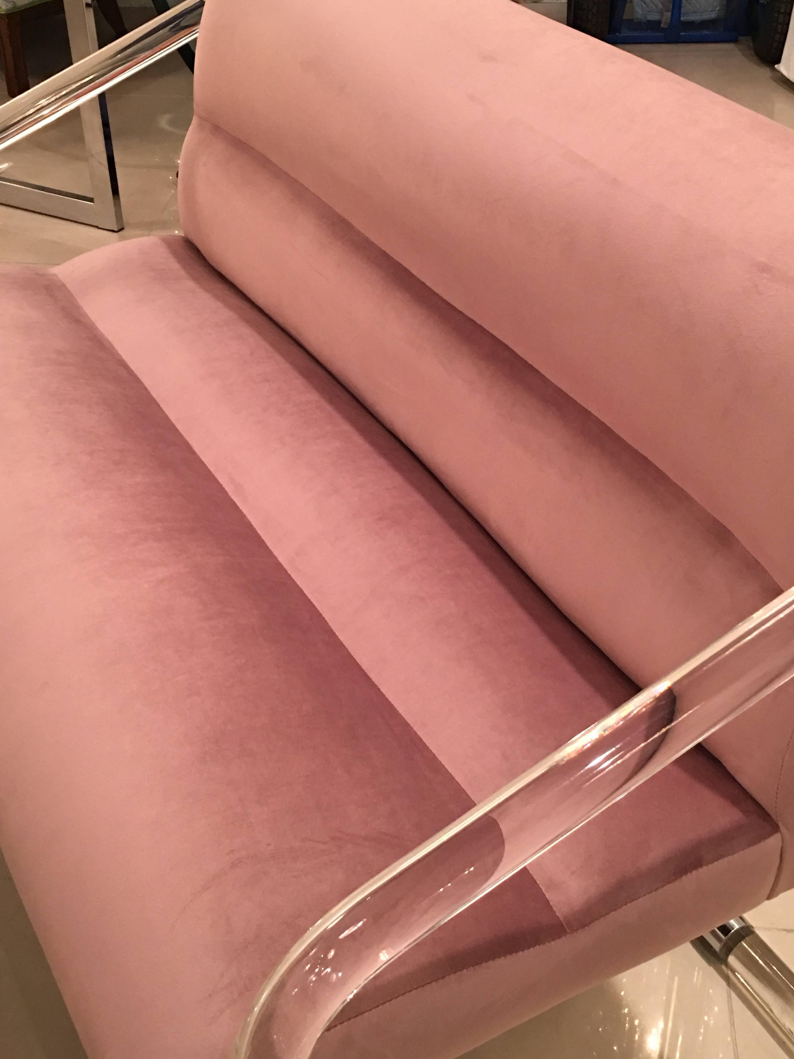 Lion in Frost, Newly Upholstered Lavender Velvet, Lucite and Chrome Settee Bench In Excellent Condition For Sale In West Palm Beach, FL