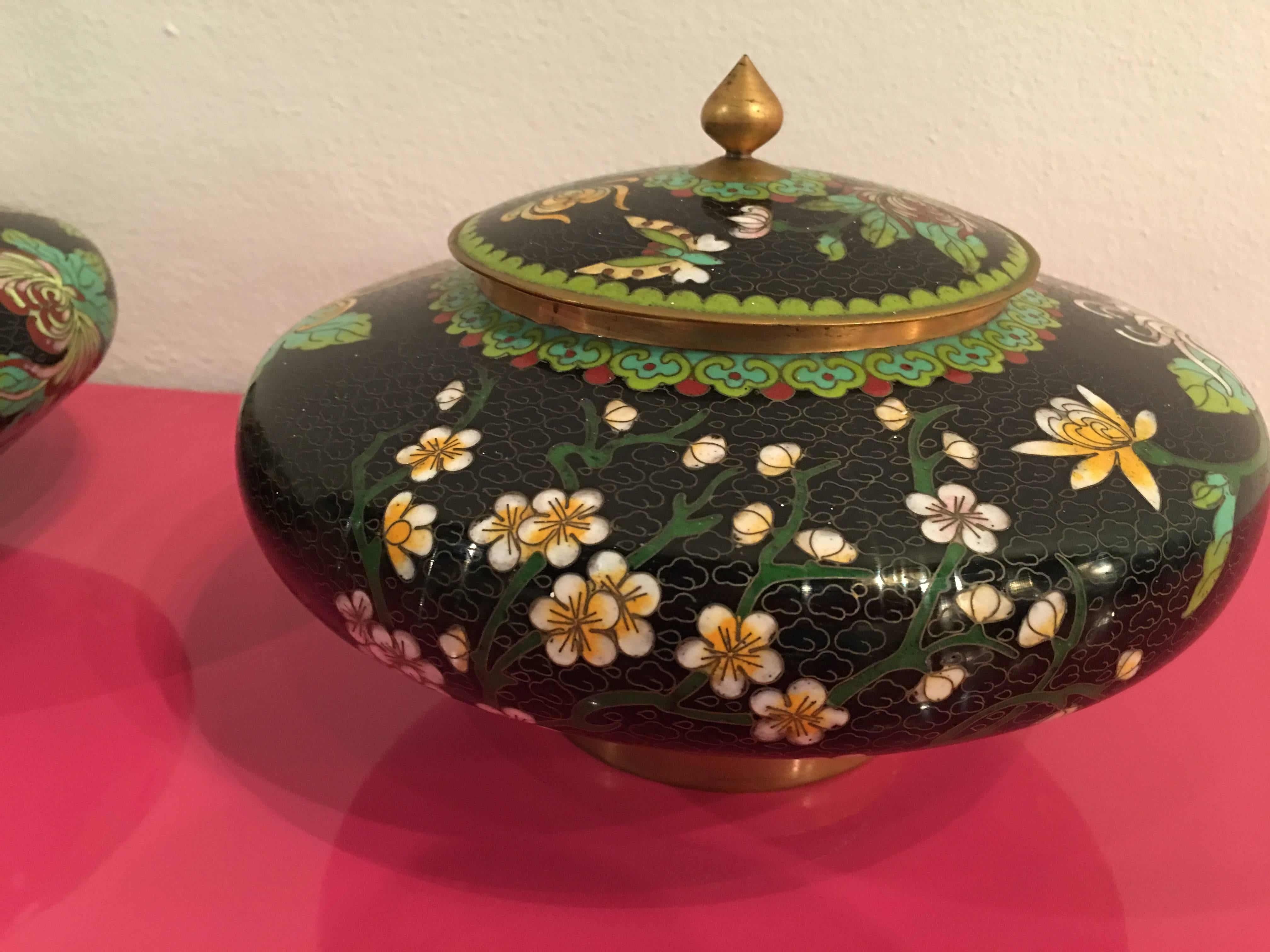 Paar von Vintage Cloisonné Deckel Jars Vasen Urnen Messing Emaille Blumen Metall (Chinoiserie) im Angebot