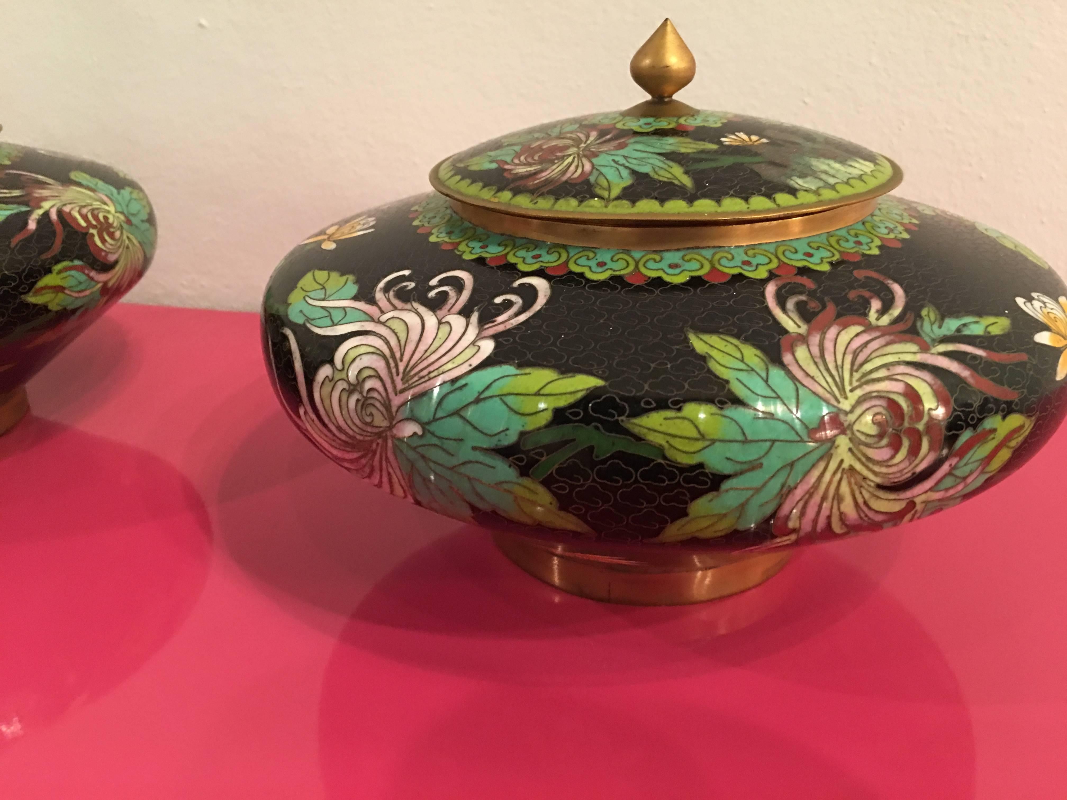 Paar von Vintage Cloisonné Deckel Jars Vasen Urnen Messing Emaille Blumen Metall (Französisch) im Angebot