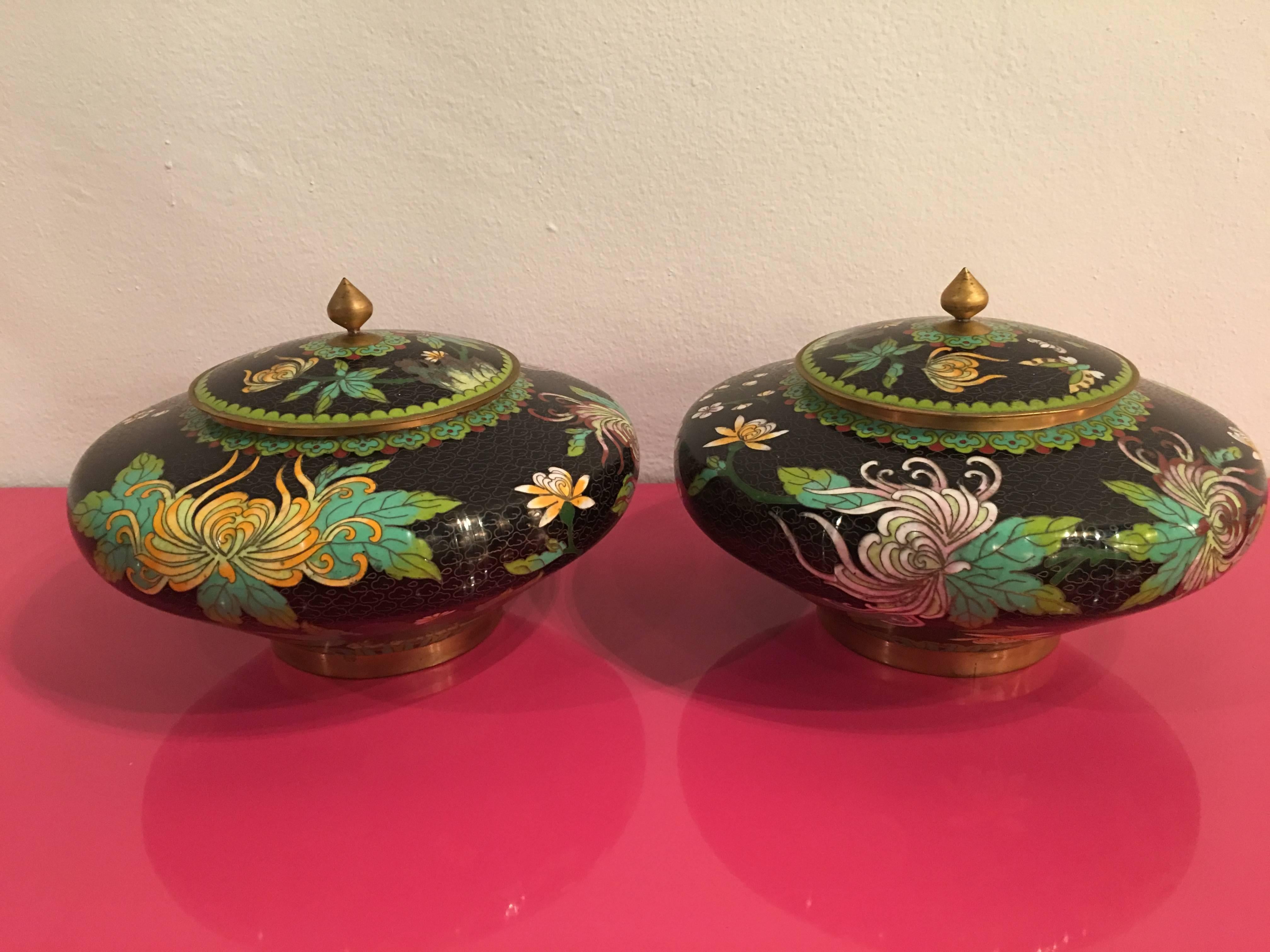 Pair of Vintage Cloisonné Lid Jars Vases Urns Brass Enamel Floral Flowers Metal In Good Condition For Sale In West Palm Beach, FL