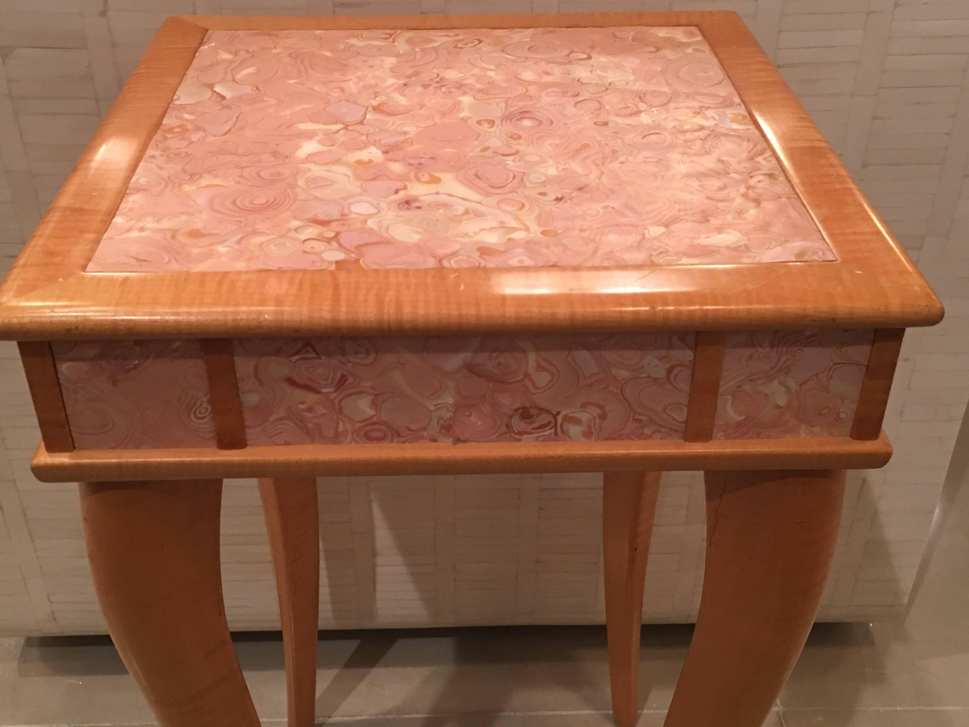 Mesa auxiliar de ágata rosa, mármol, piedra y madera de arce, vintage Estadounidense en venta