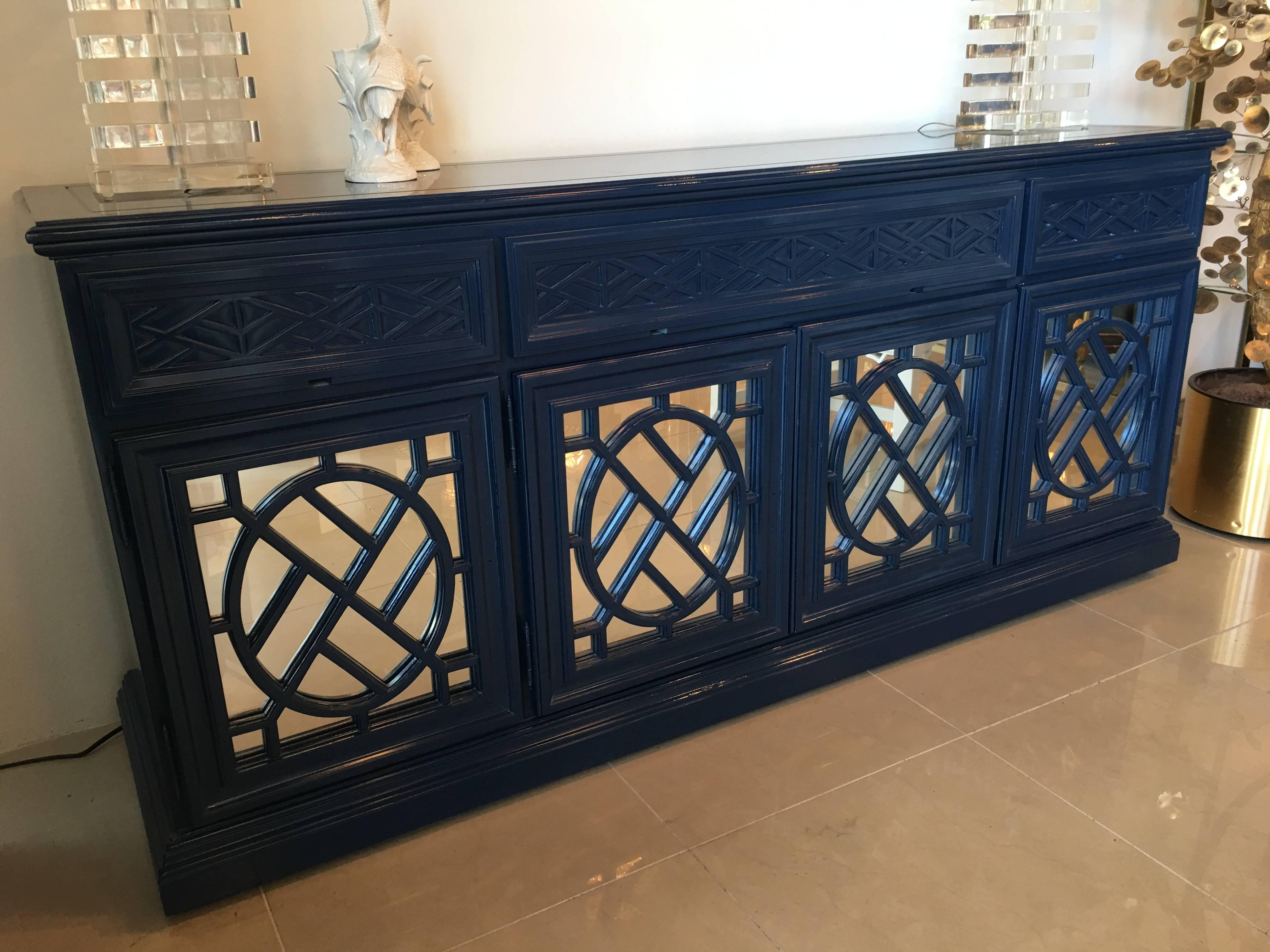 Chinese Chippendale Fretwork Credenza Sideboard Buffet Newly Lacquered Mirrored In Good Condition In West Palm Beach, FL