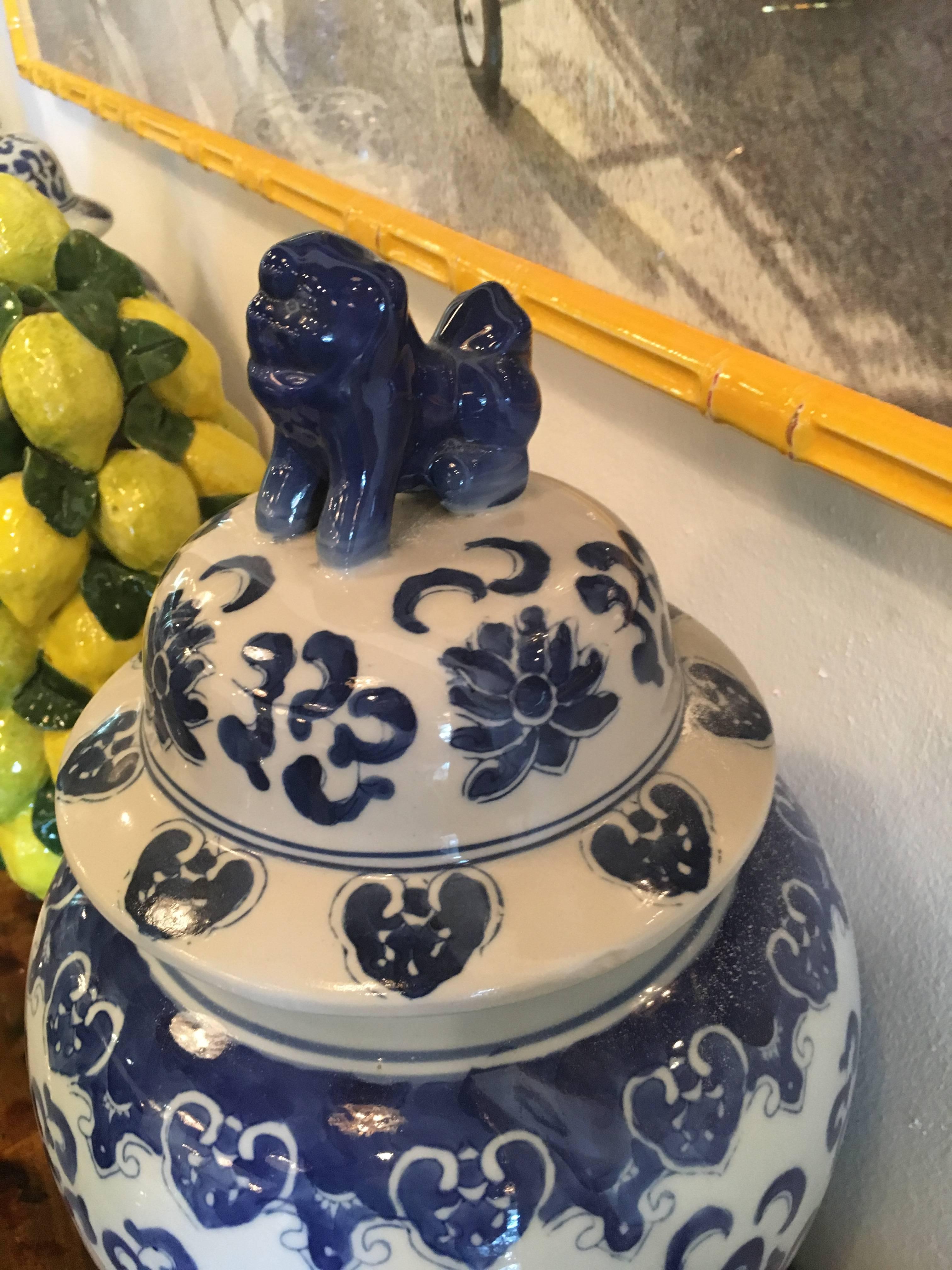 Paar blau-weiße Ingwergefäße von Foo Dogs, Vintage, große Urnen, Palm Beach Oriental (Chinesisch) im Angebot