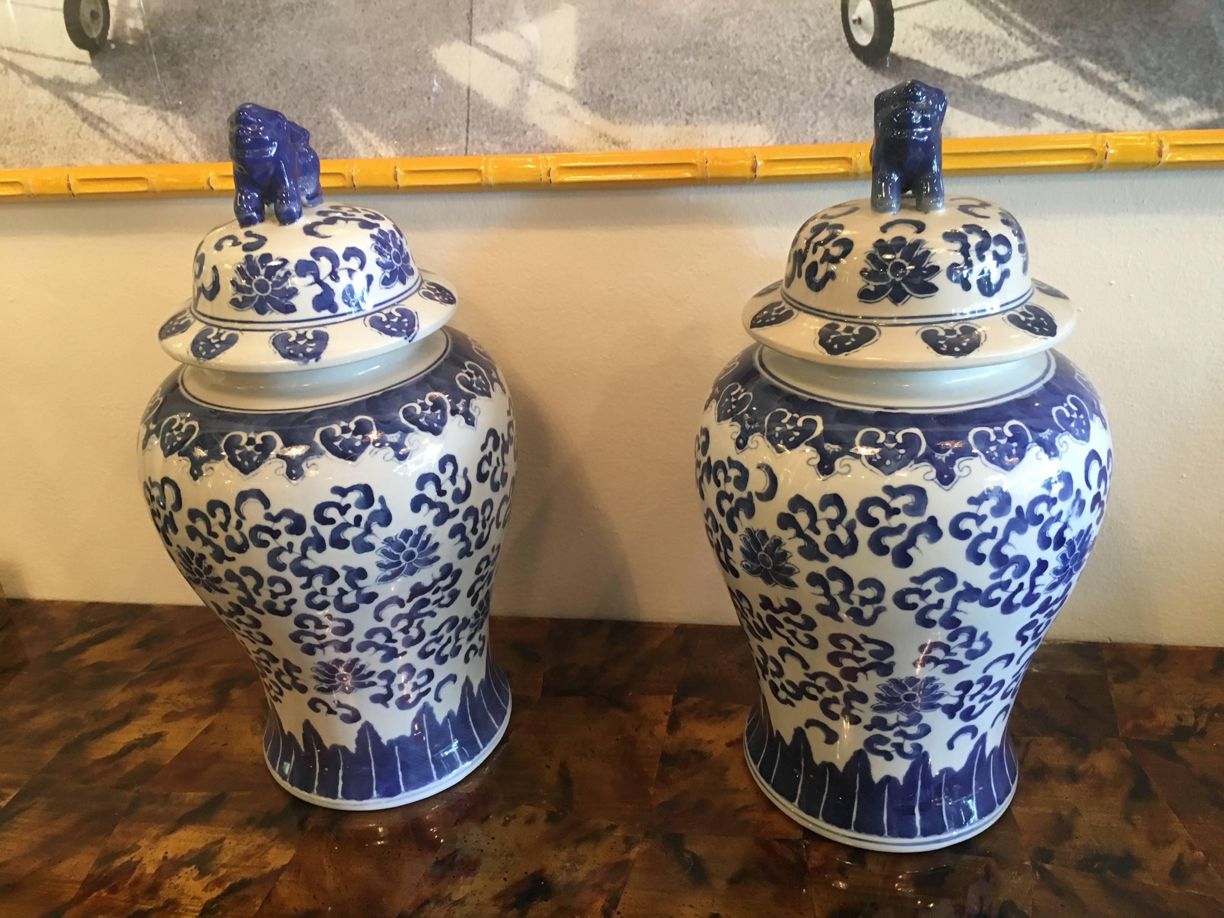 Foo Dogs Blue and White Ginger Jars Pair Vintage Large Urns Palm Beach Oriental In Good Condition For Sale In West Palm Beach, FL