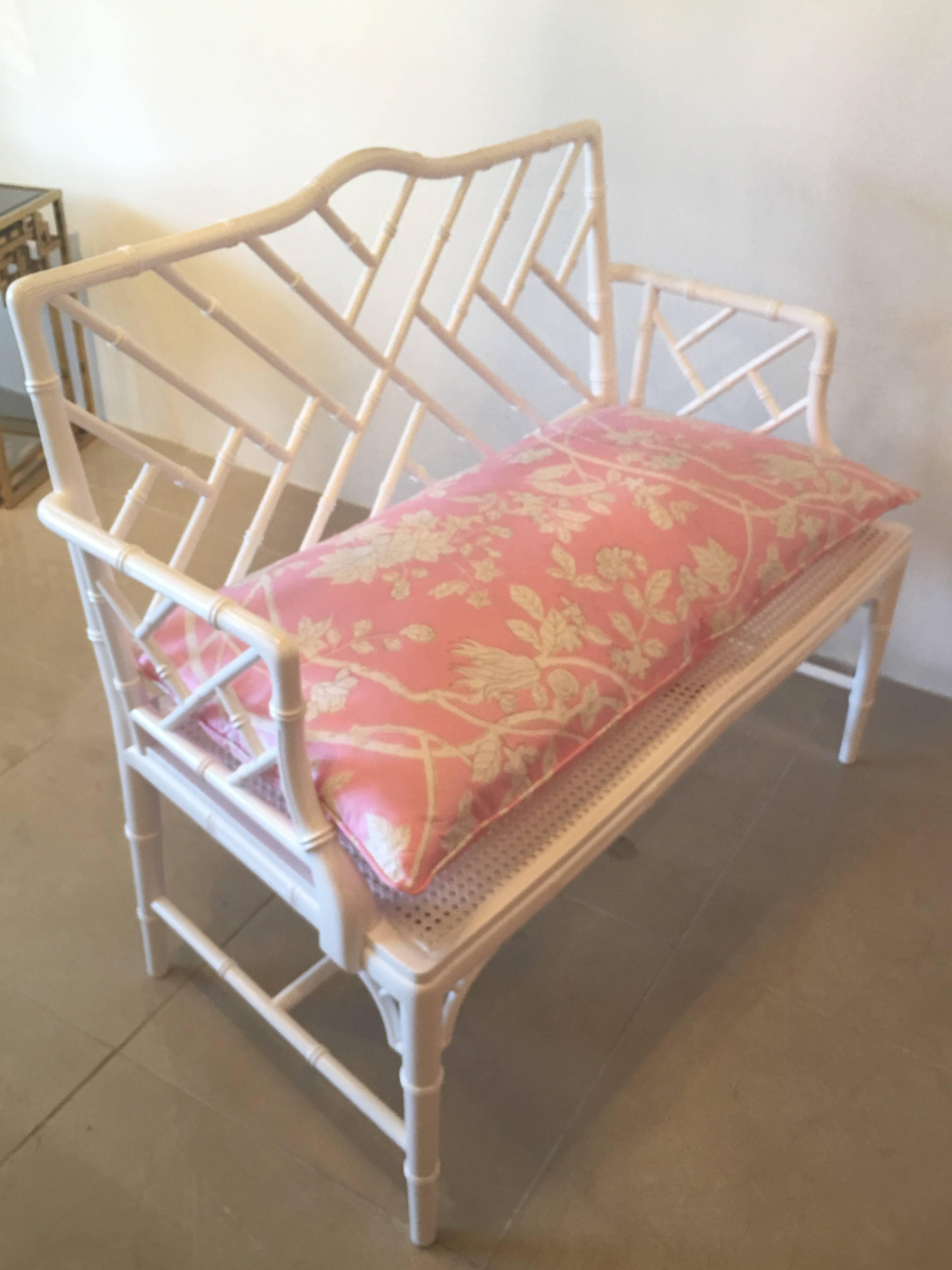 Chinese Chippendale Faux Bamboo Arm Bench Lacquered Chinoiserie Pink Cushion In Excellent Condition In West Palm Beach, FL