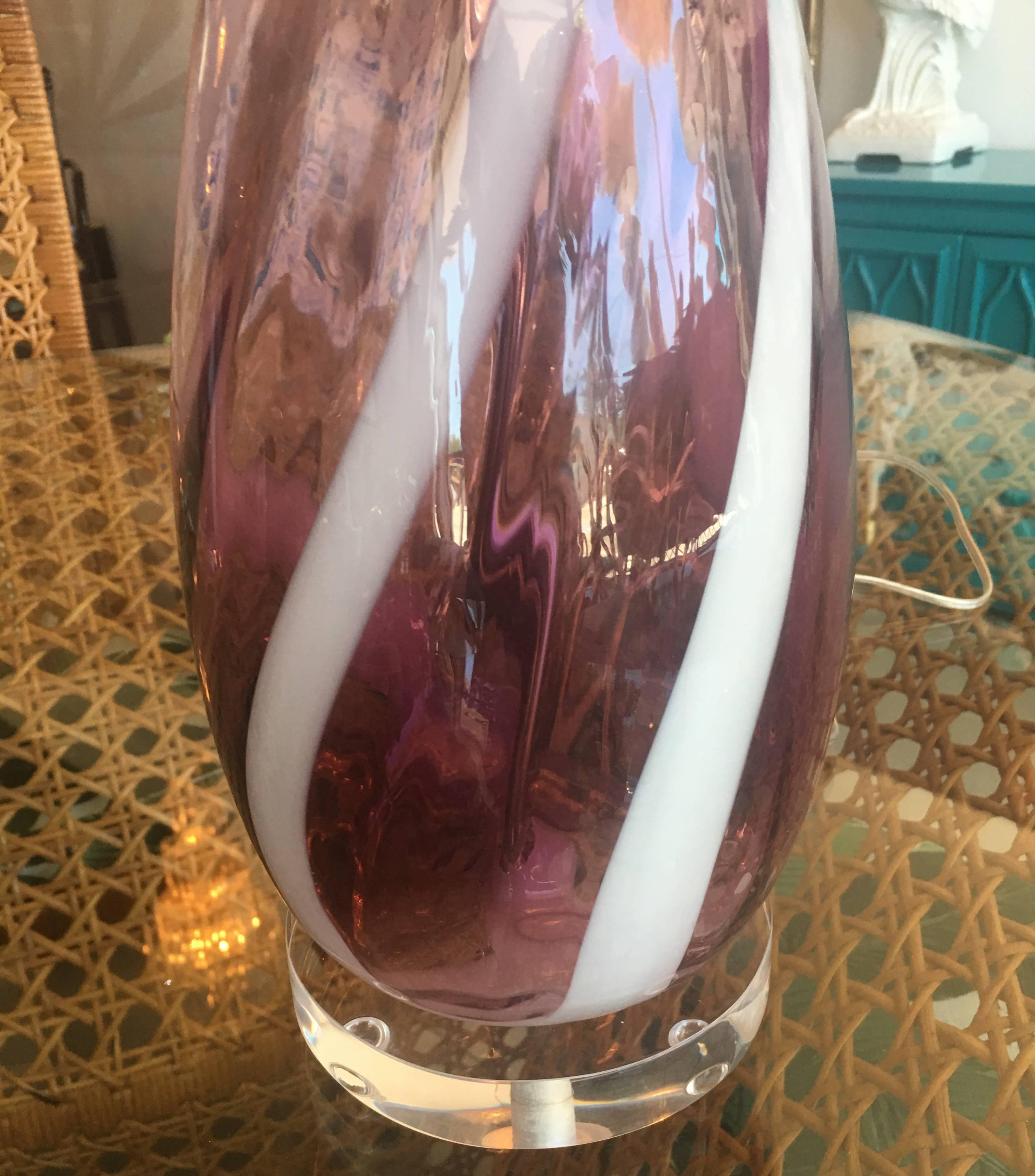 Paar Amethyst lila Murano Vintage Italian Glass Tischlampen Lucite Chrom (Italienisch) im Angebot