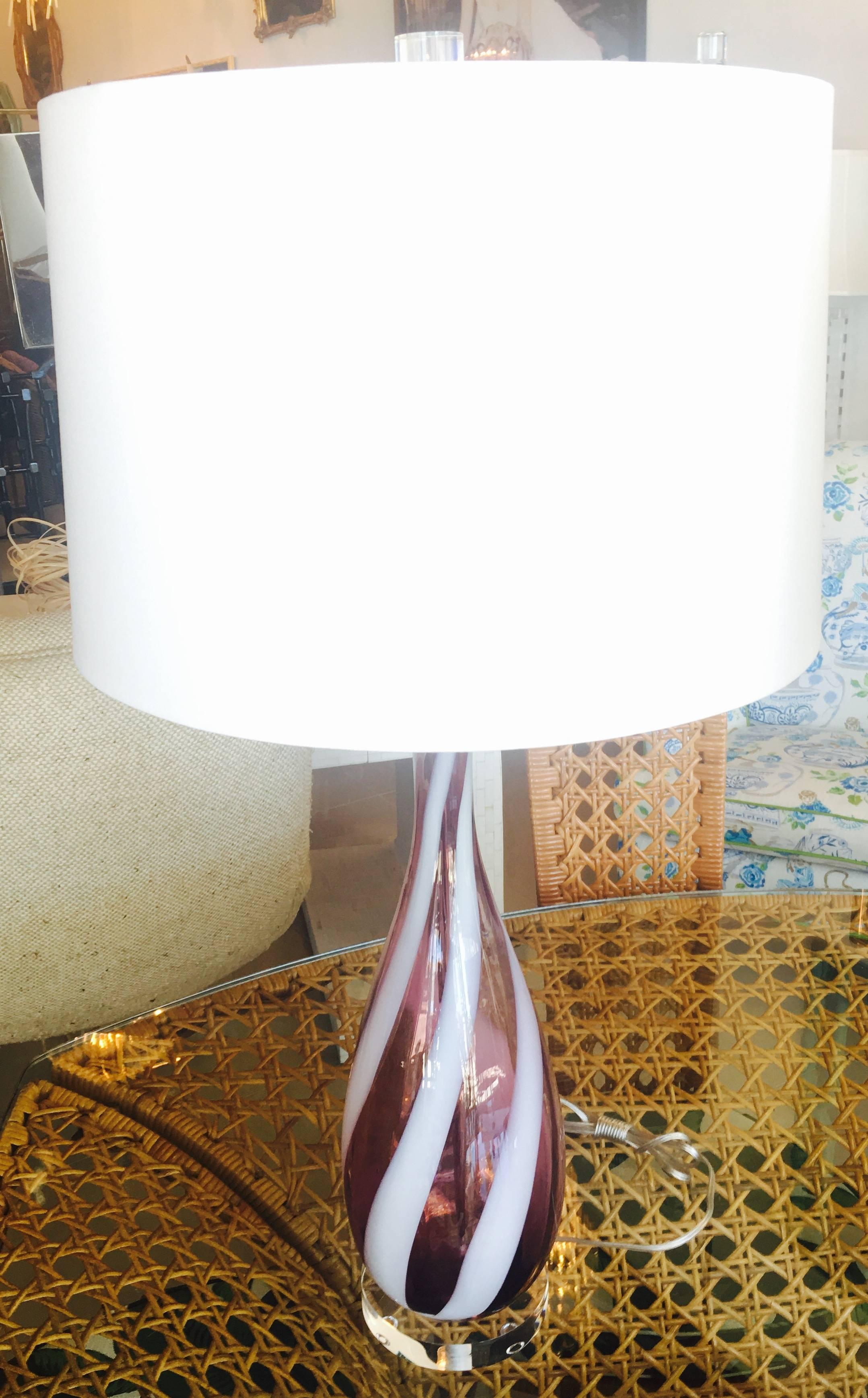 Paar Amethyst lila Murano Vintage Italian Glass Tischlampen Lucite Chrom im Zustand „Hervorragend“ im Angebot in West Palm Beach, FL