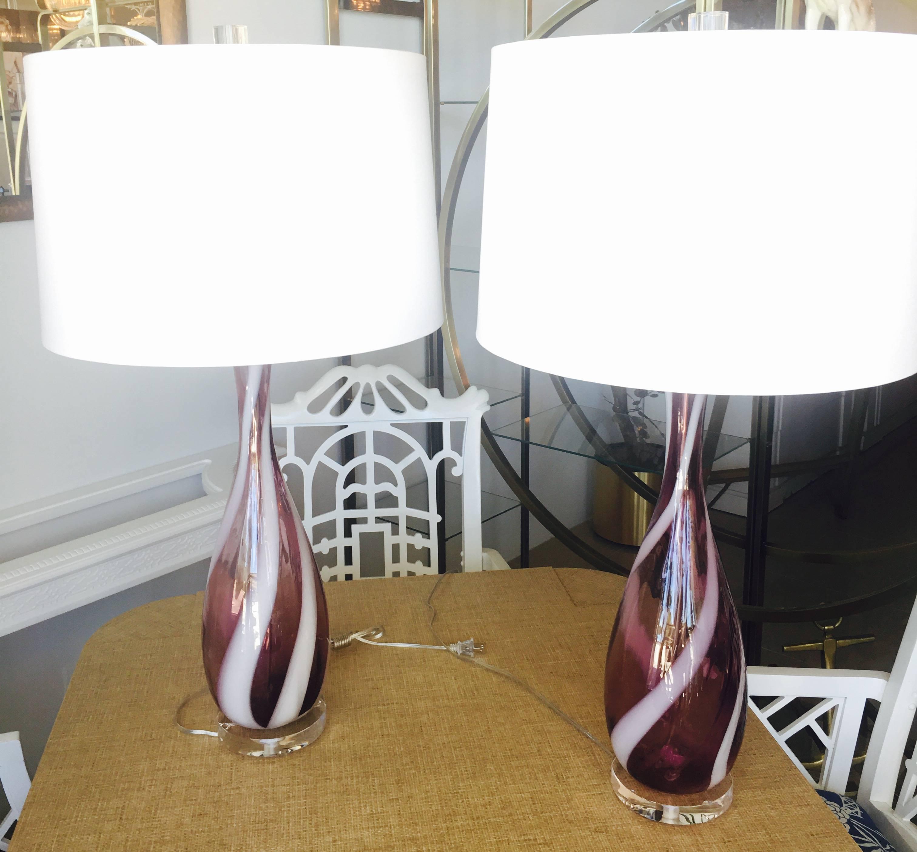 Paar Amethyst lila Murano Vintage Italian Glass Tischlampen Lucite Chrom (Geblasenes Glas) im Angebot
