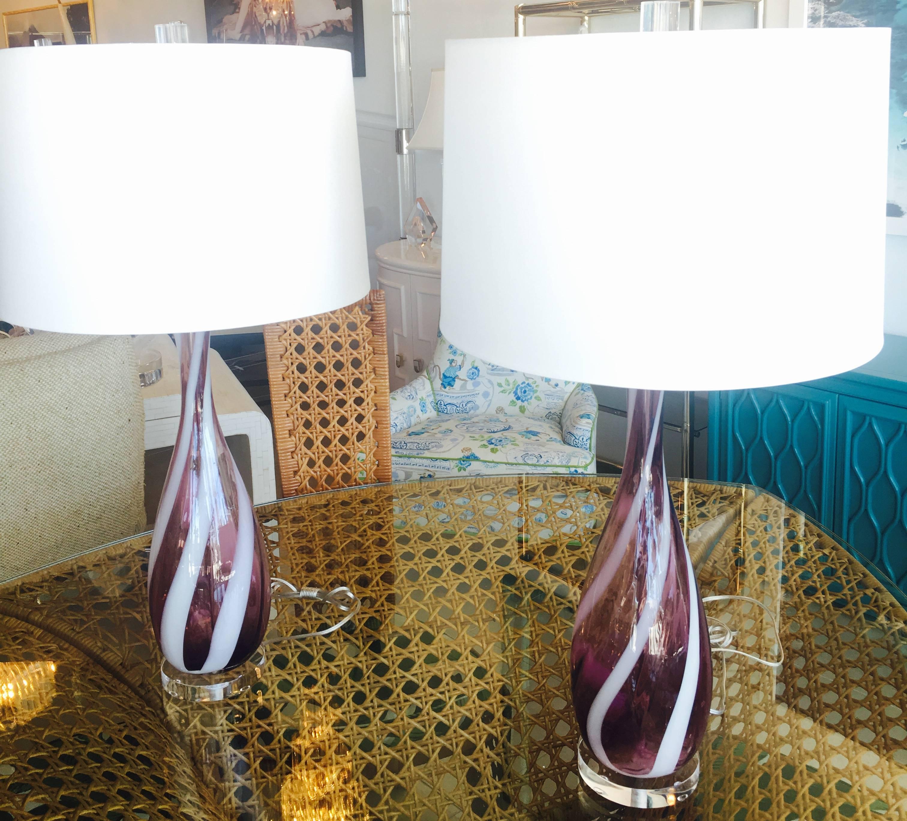 Paar Amethyst lila Murano Vintage Italian Glass Tischlampen Lucite Chrom im Angebot 2