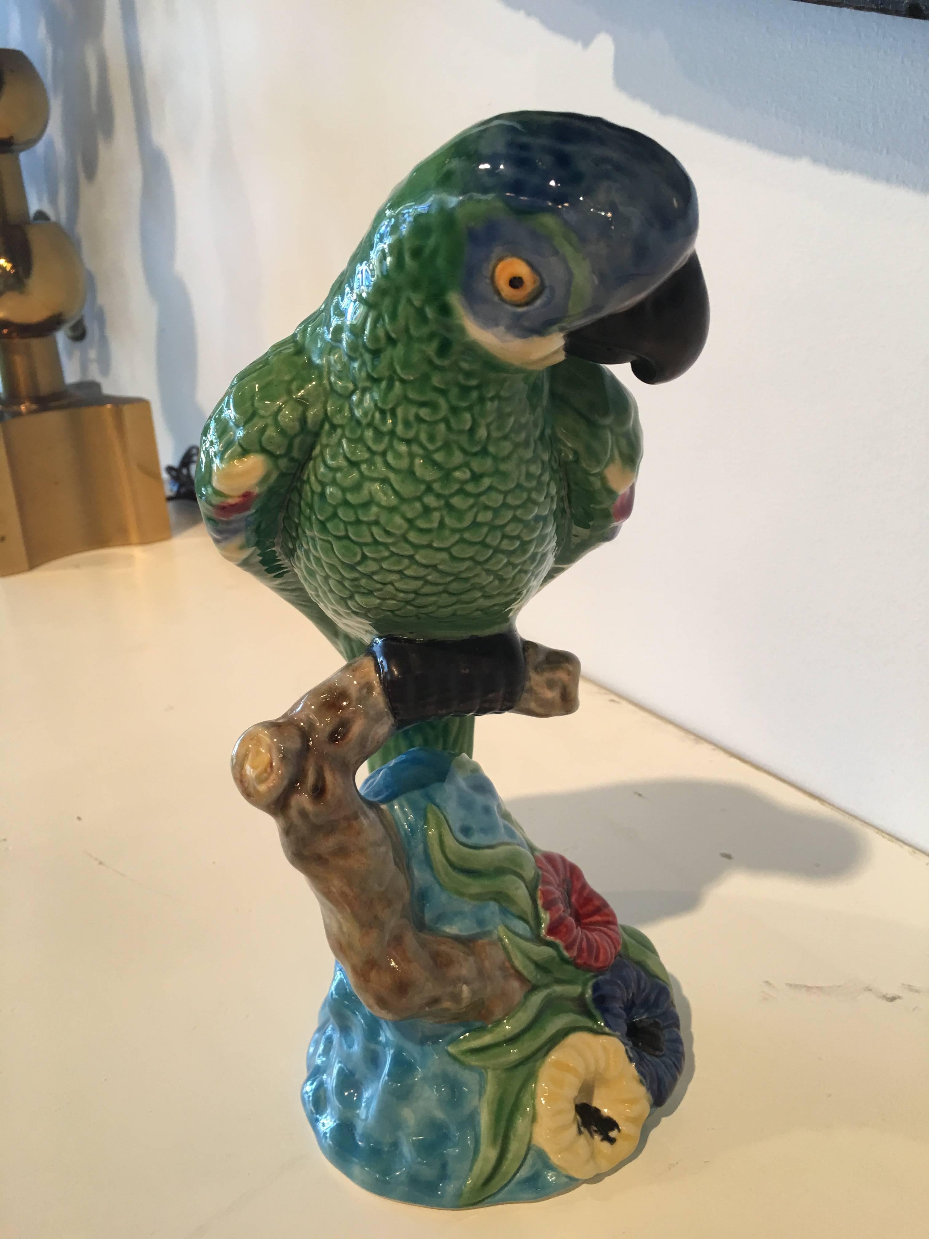 Perroquet vintage en céramique, fabriqué au Portugal. Superbe pièce tropicale, à l'allure de Palm Beach.