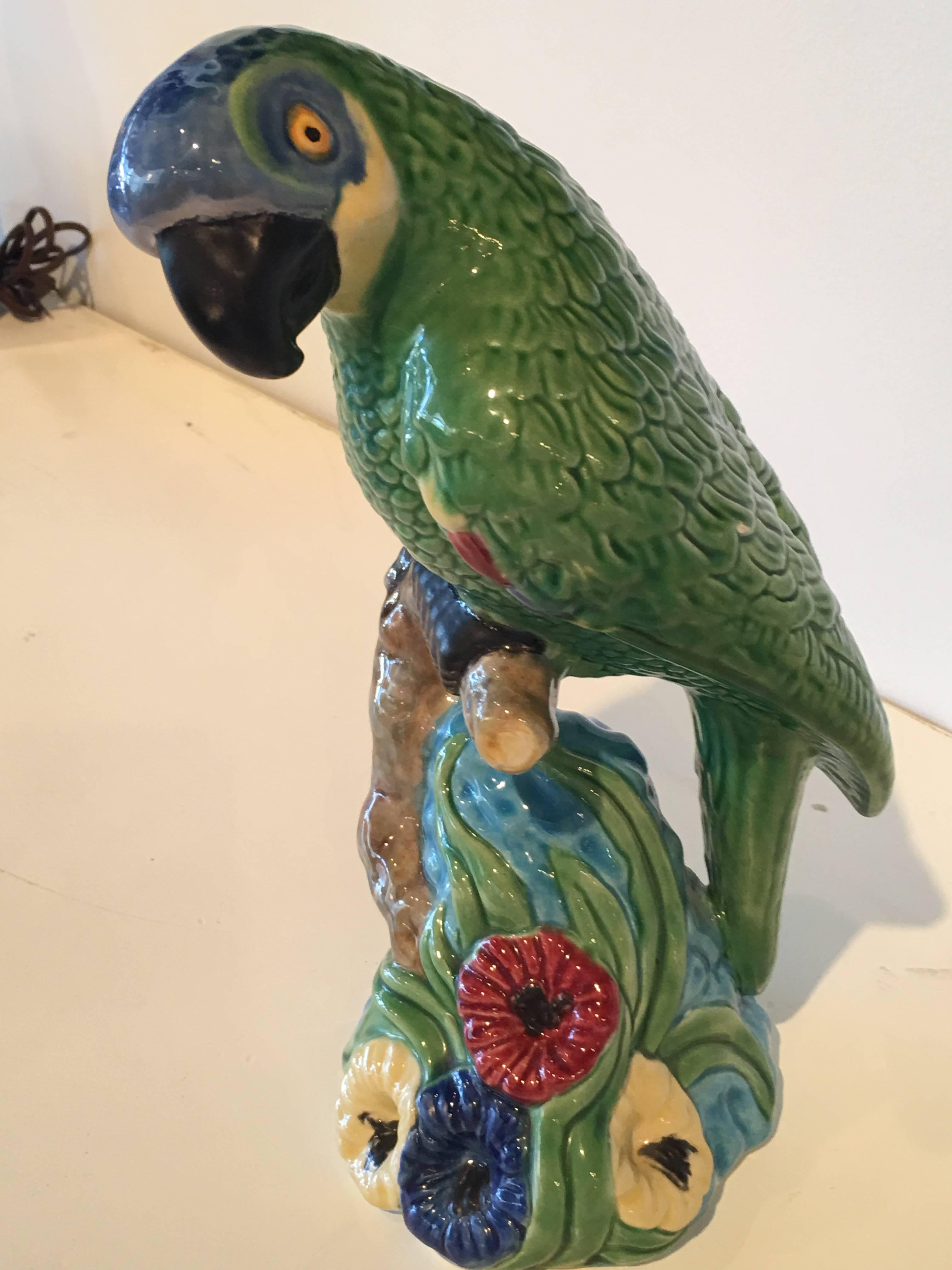Oiseau perroquet tropical fabriqué au Portugal Bon état à West Palm Beach, FL