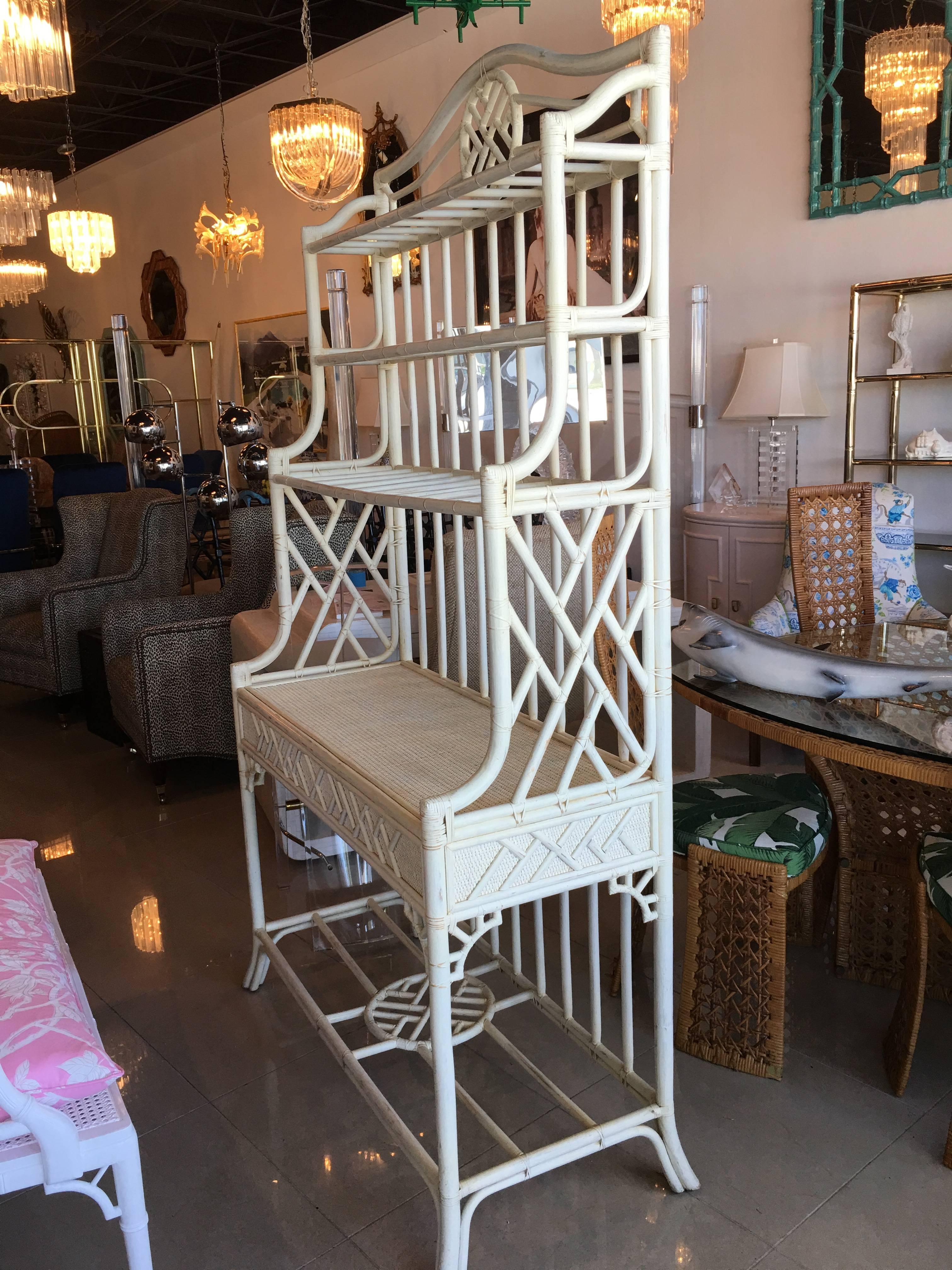 Hekman Rattan Chinese Chippendale Bakers Rack Cabinet Etagere Wicker  In Good Condition In West Palm Beach, FL