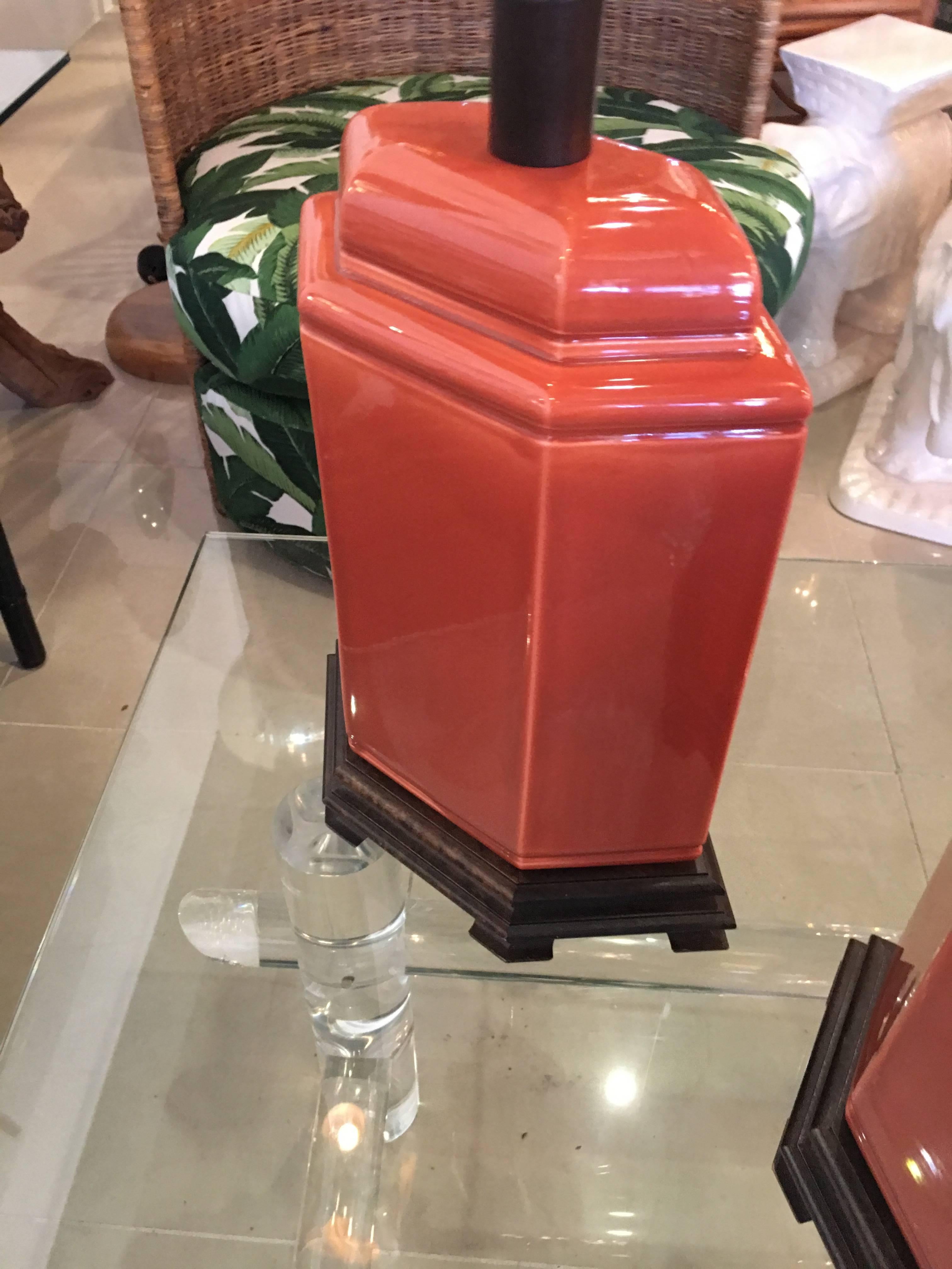 Paire de lampes de bureau vintage orange en céramique et laiton de style chinoiserie orientale en vente 1