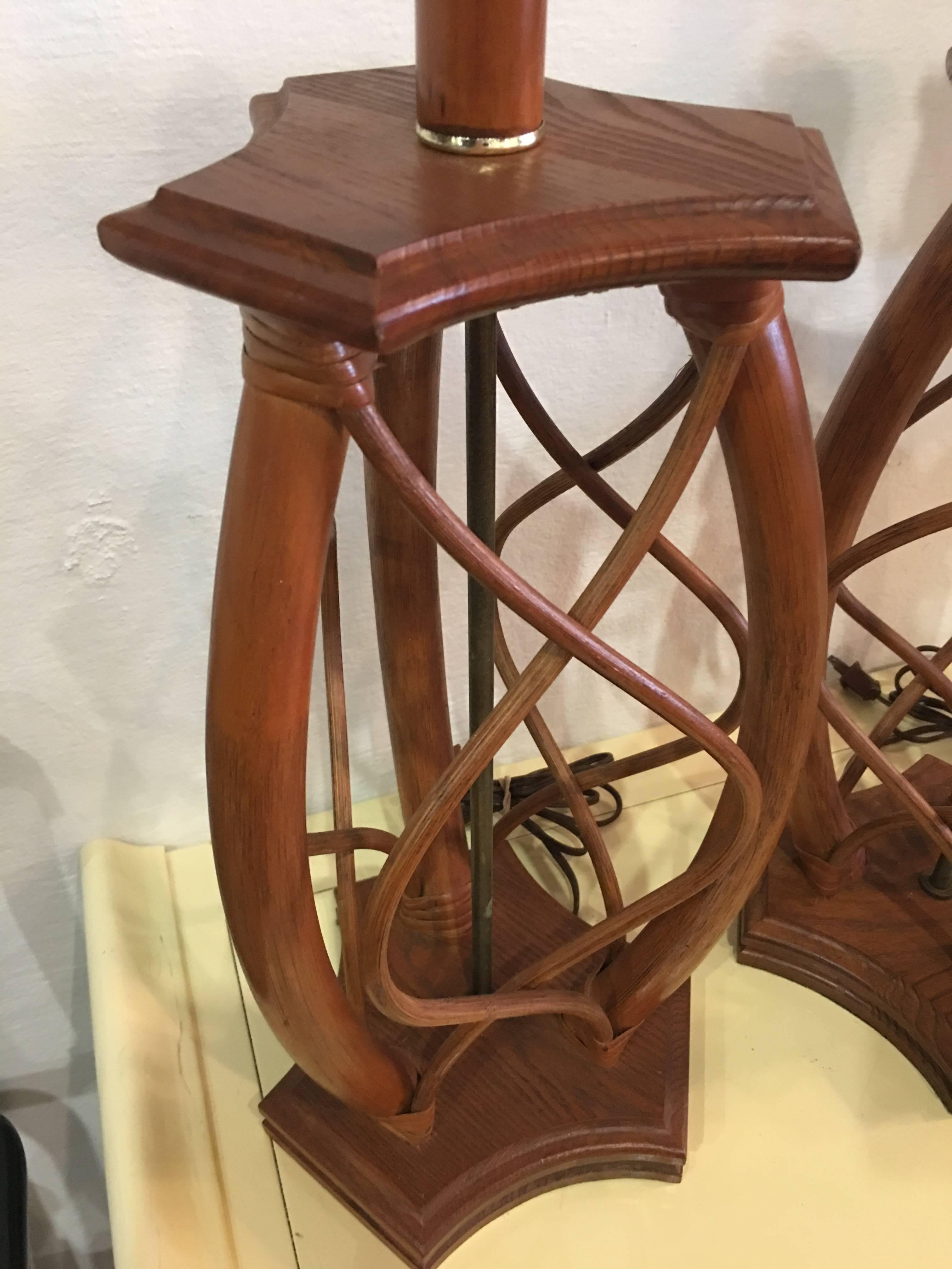 Paar Rattan-Tisch-Holzlampen, Mid-Century Modern, Vintage im Angebot 1