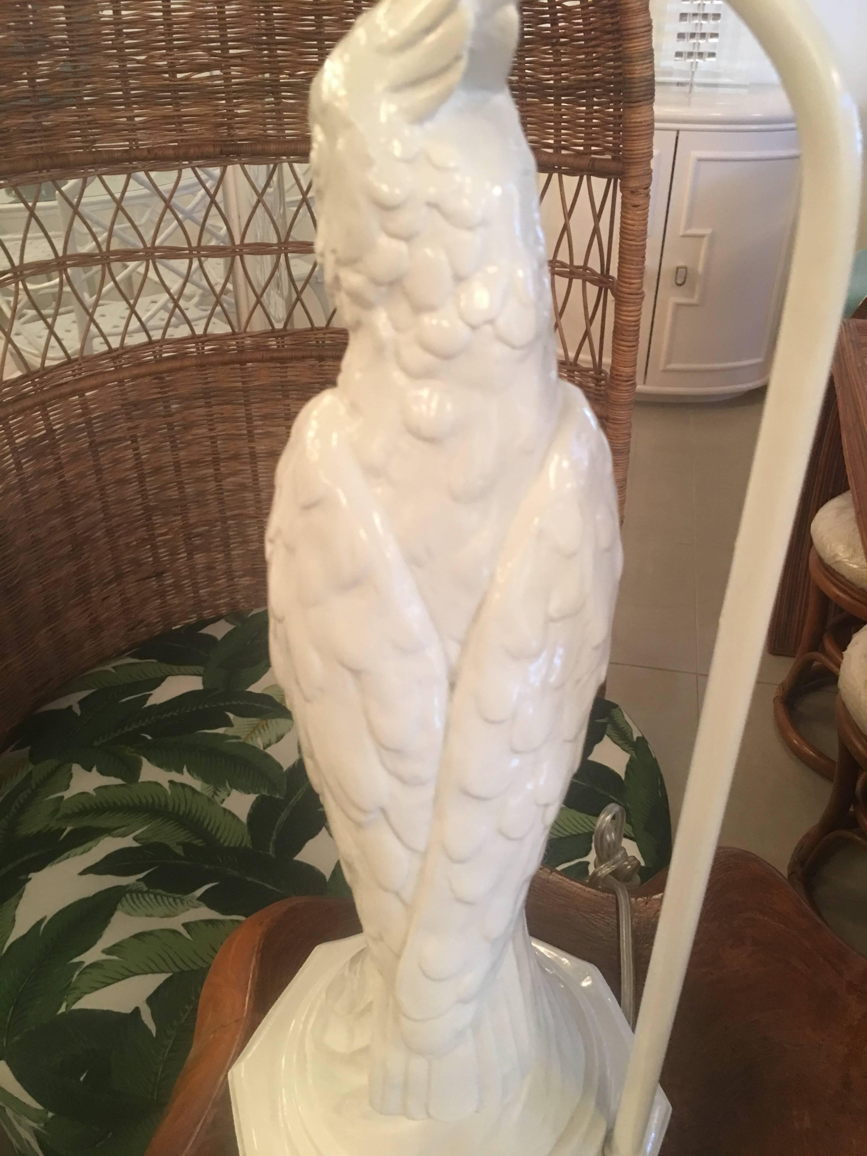 Pair of Vintage White Tropical Palm Beach Parrot Bird Table Lamps In Good Condition In West Palm Beach, FL