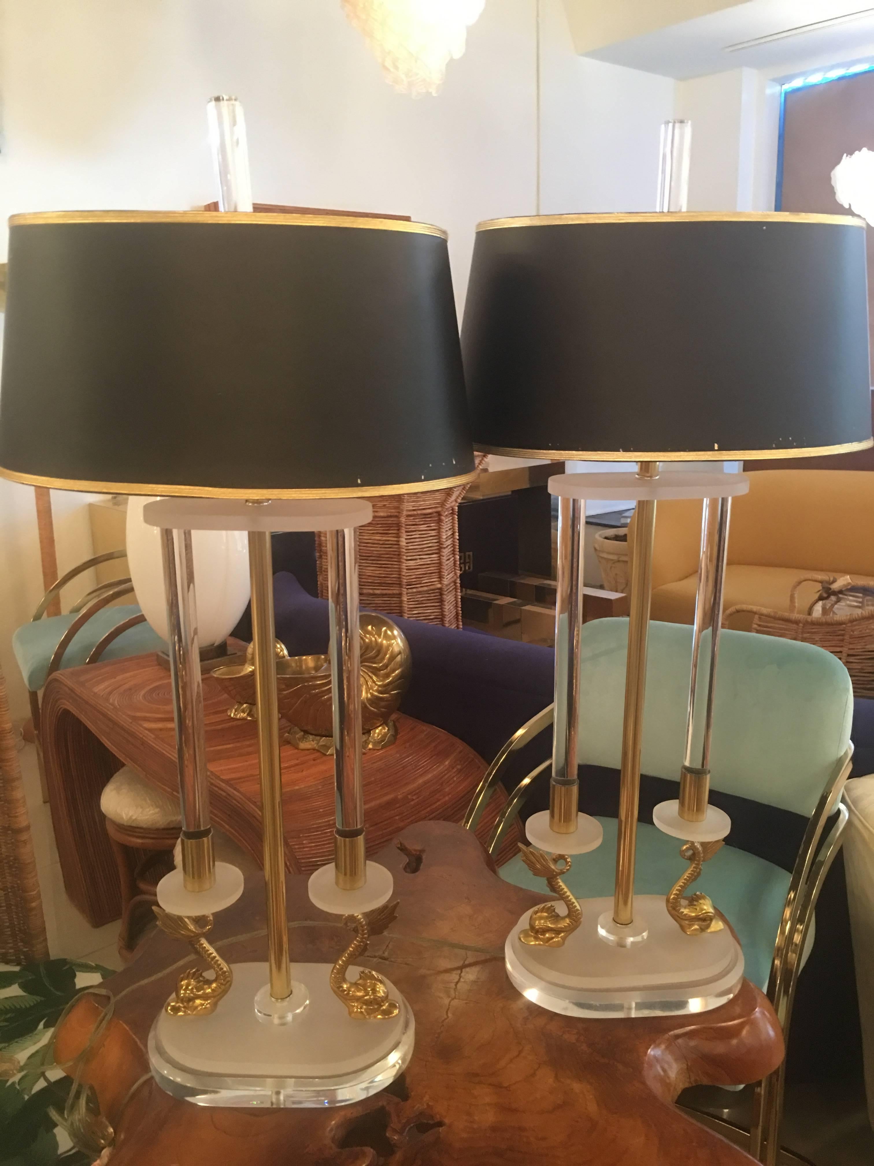 Néoclassique Paire de lampes de bureau néoclassiques Koi en laiton et lucite  en vente