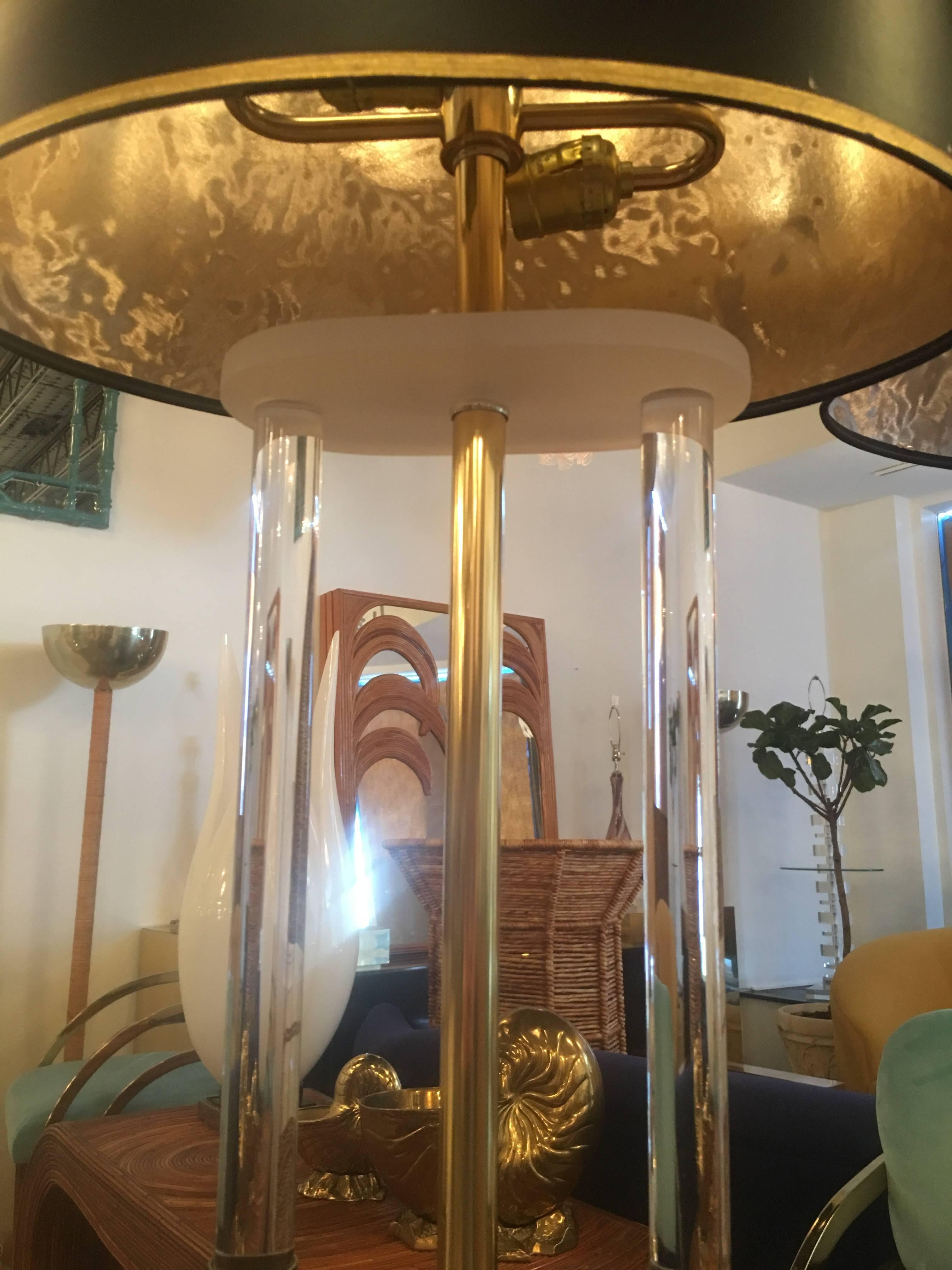Fin du 20e siècle Paire de lampes de bureau néoclassiques Koi en laiton et lucite  en vente