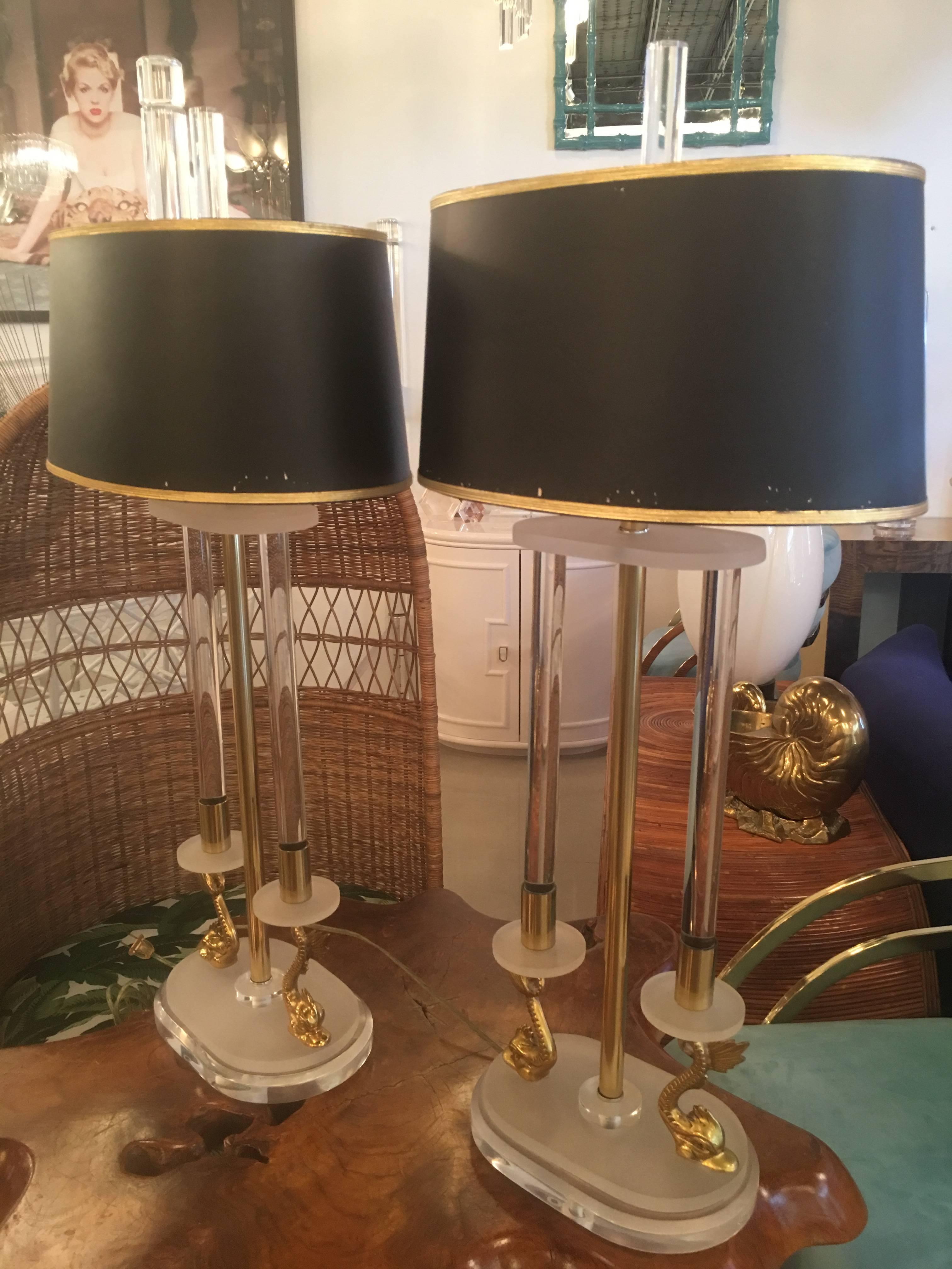 Paire de lampes de bureau néoclassiques Koi en laiton et lucite  en vente 1