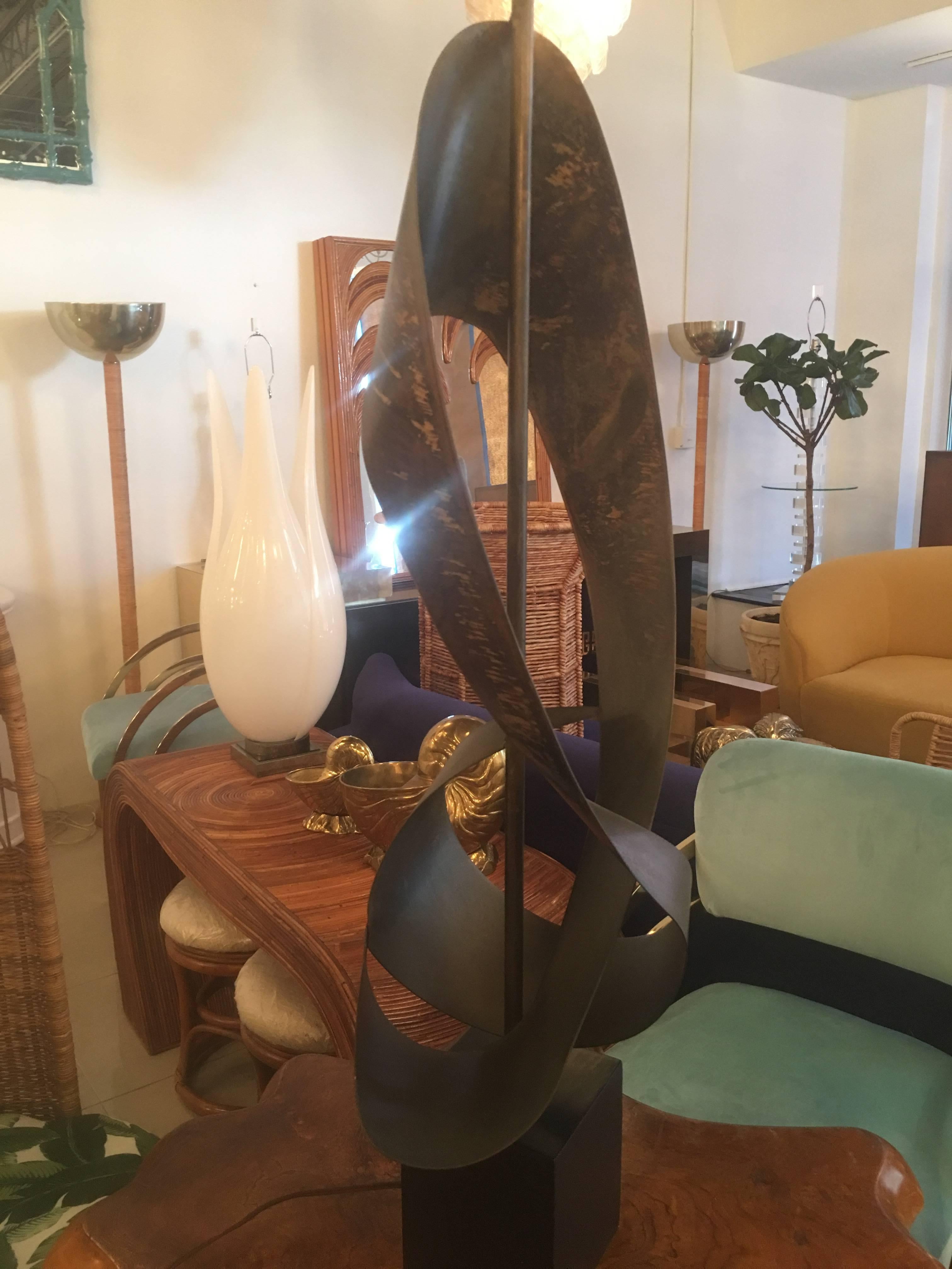 Harry Balmer for Laurel Brutalist Ribbon Metal Oversized Table Lamp Midcentury  In Good Condition For Sale In West Palm Beach, FL