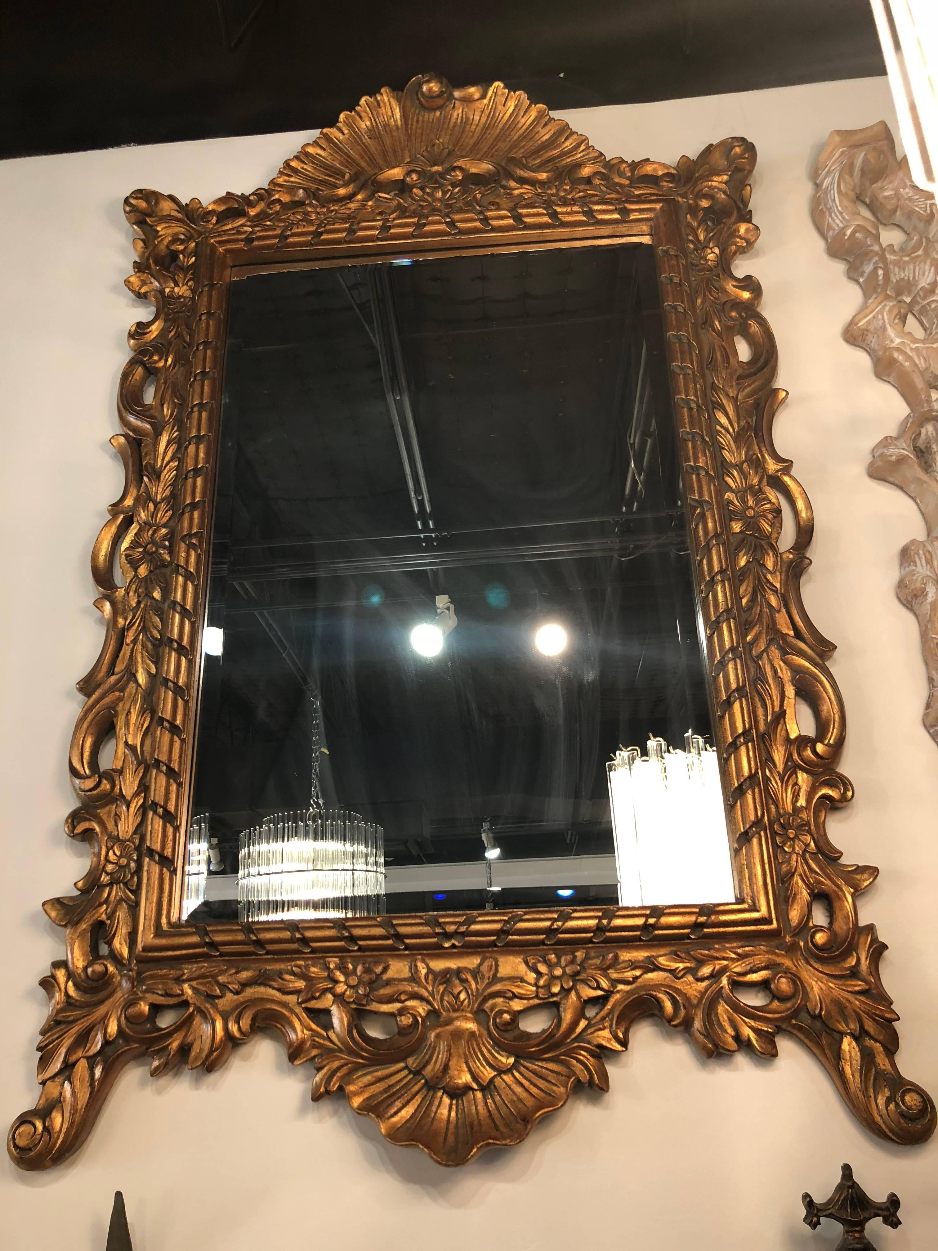 Vieux miroir mural orné d'or français Hollywood Regency en vente 1