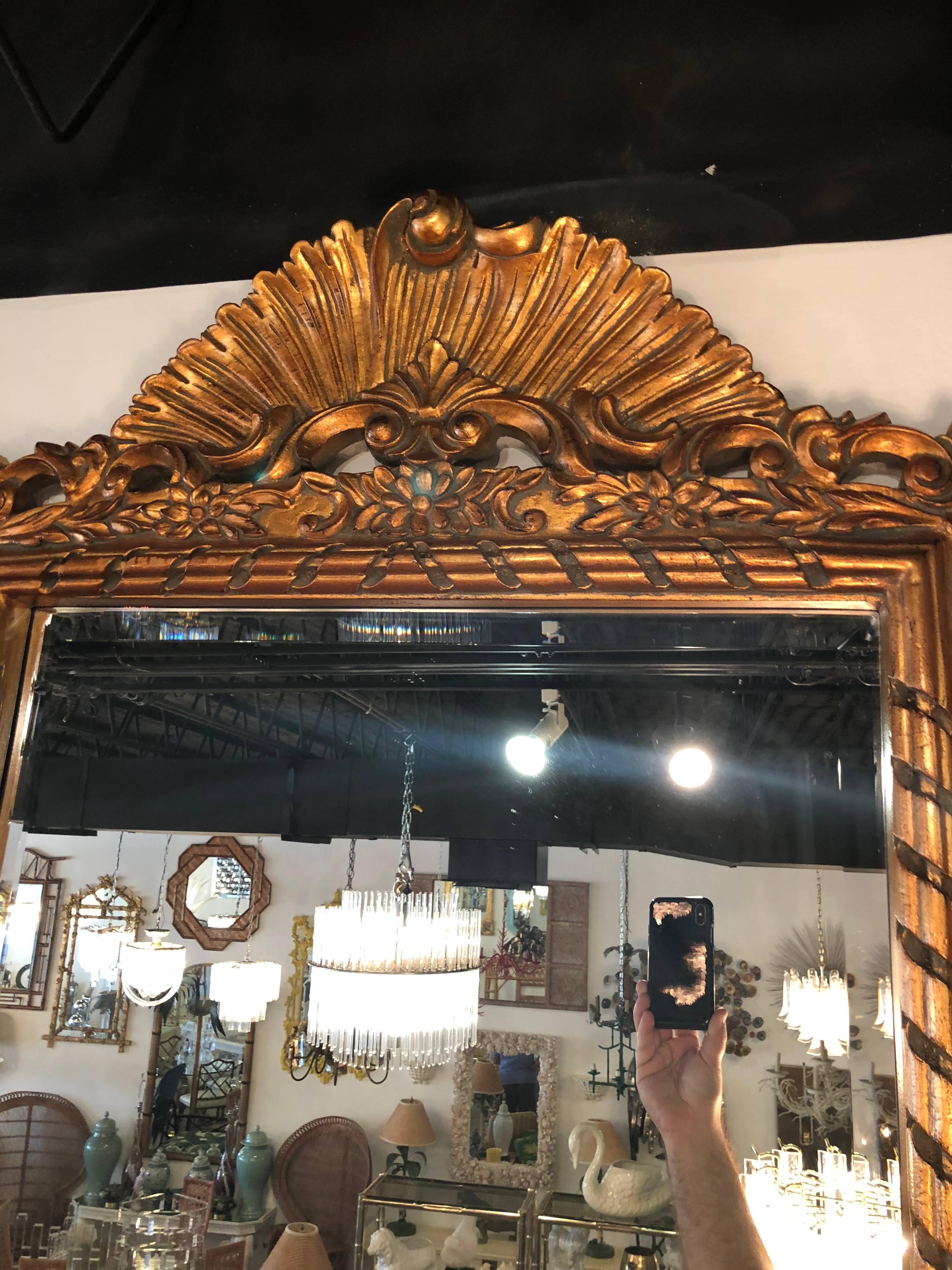 Miroir Vieux miroir mural orné d'or français Hollywood Regency en vente
