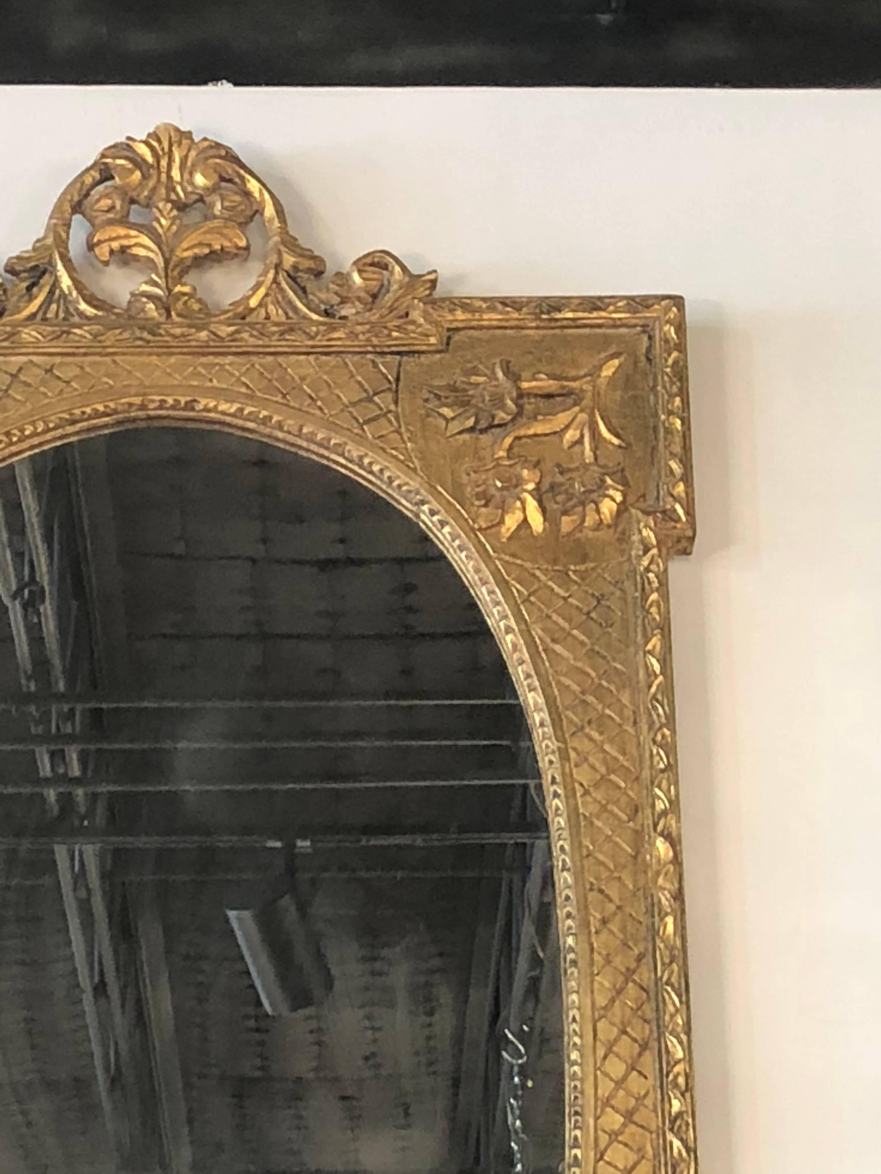 Vieux miroir mural orné de fleurs en or français en vente 1