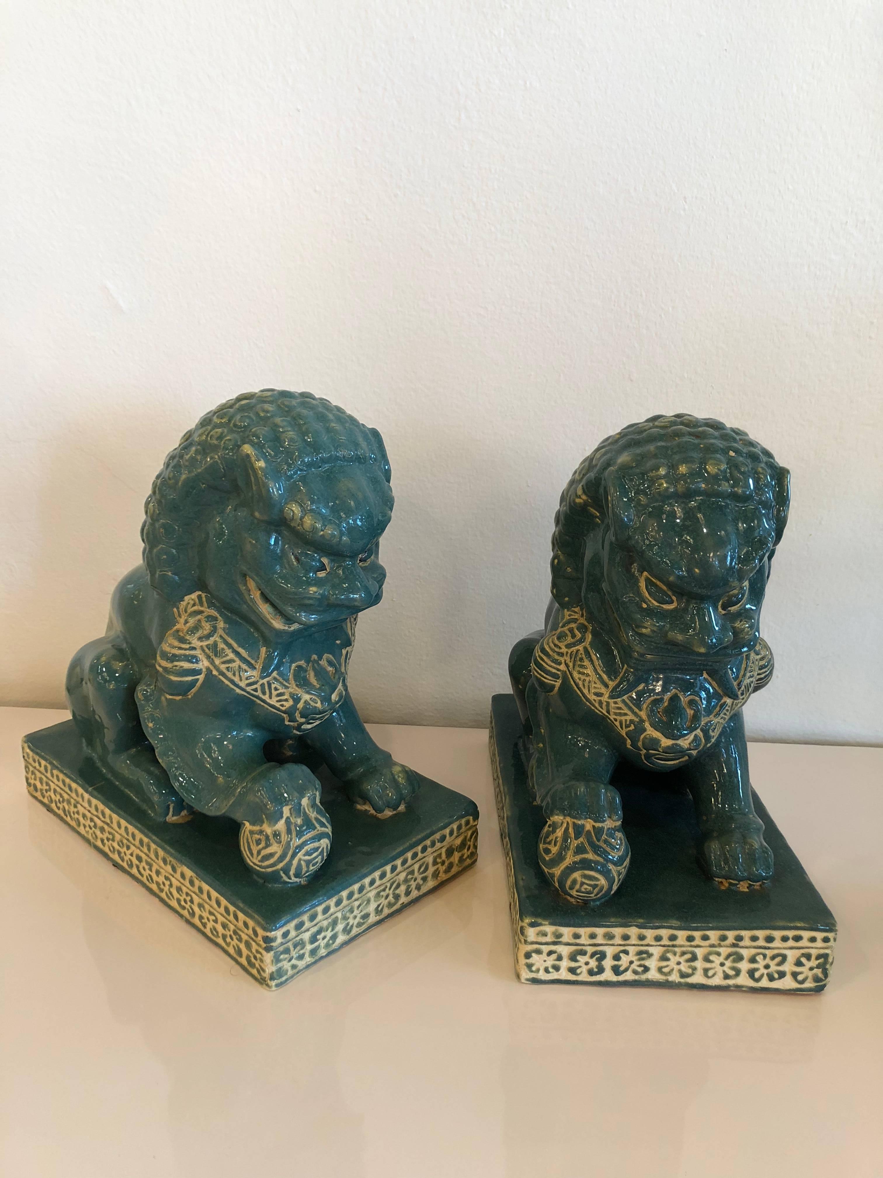 Pair vintage Teal Foo Dogs Hollywood Regency Chinoiserie In Excellent Condition For Sale In West Palm Beach, FL