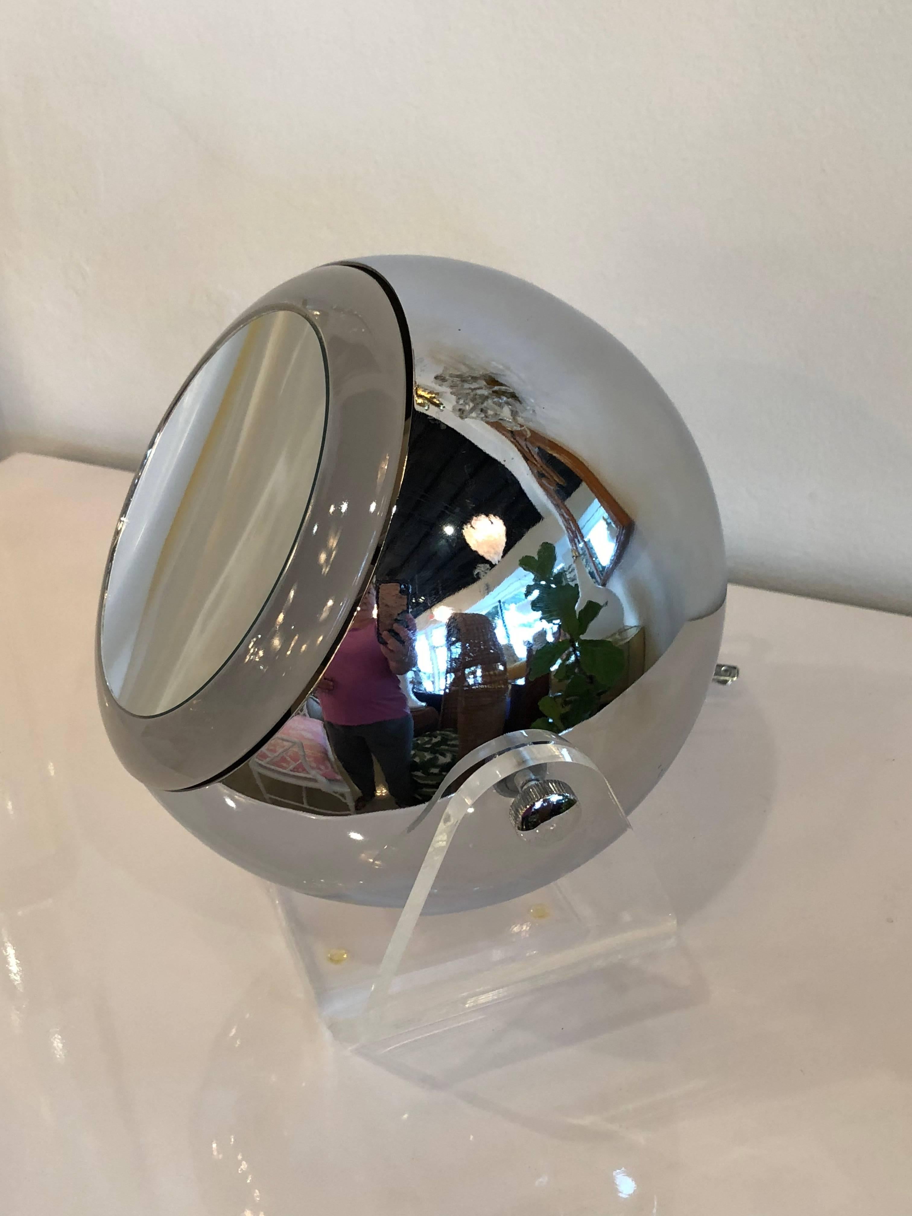 Robert Sonneman Lucite Eyeball Mirror Vanity Table Lamp Light Makeup Swivel In Good Condition In West Palm Beach, FL