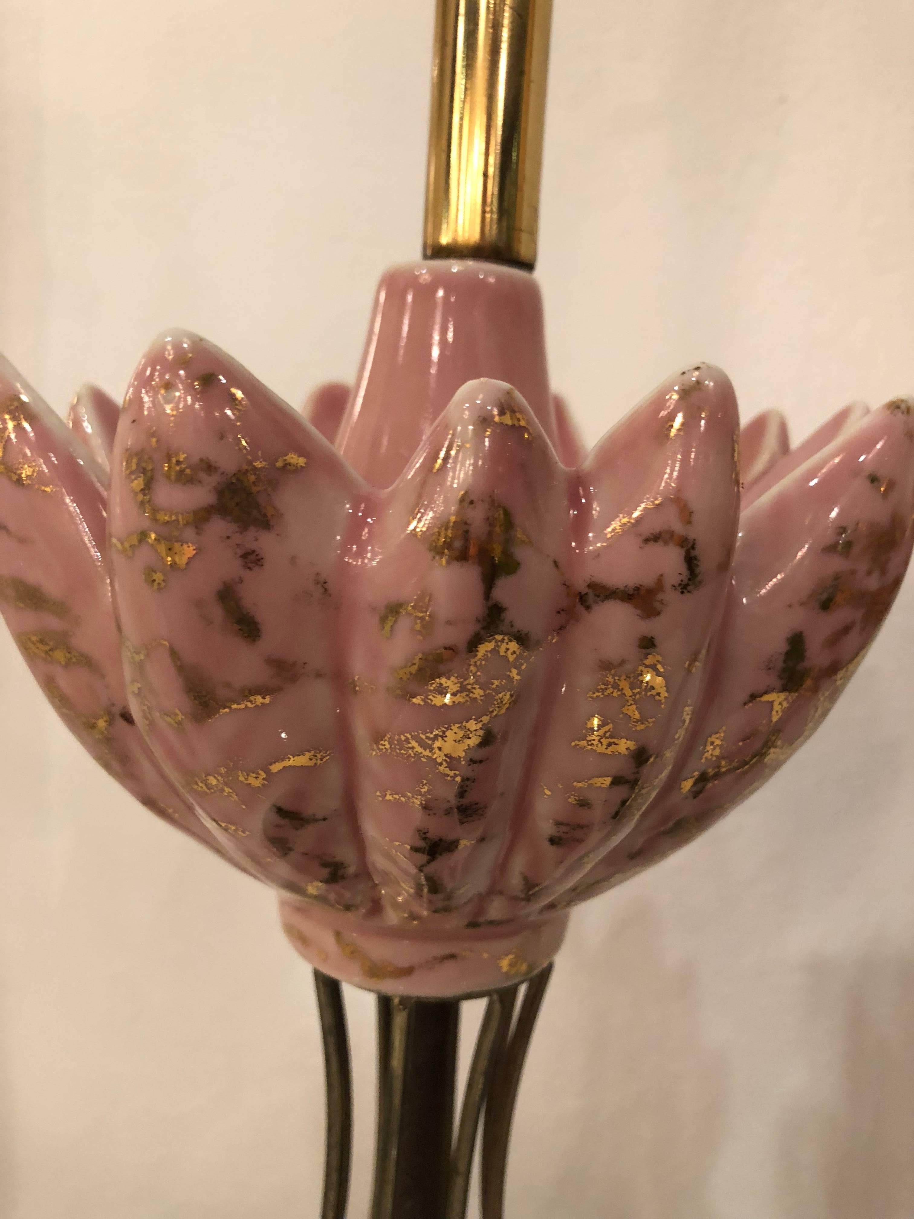 Paar Art-Déco-Tischlampen aus rosa und Messing im Hollywood-Regency-Stil, Vintage (amerikanisch) im Angebot