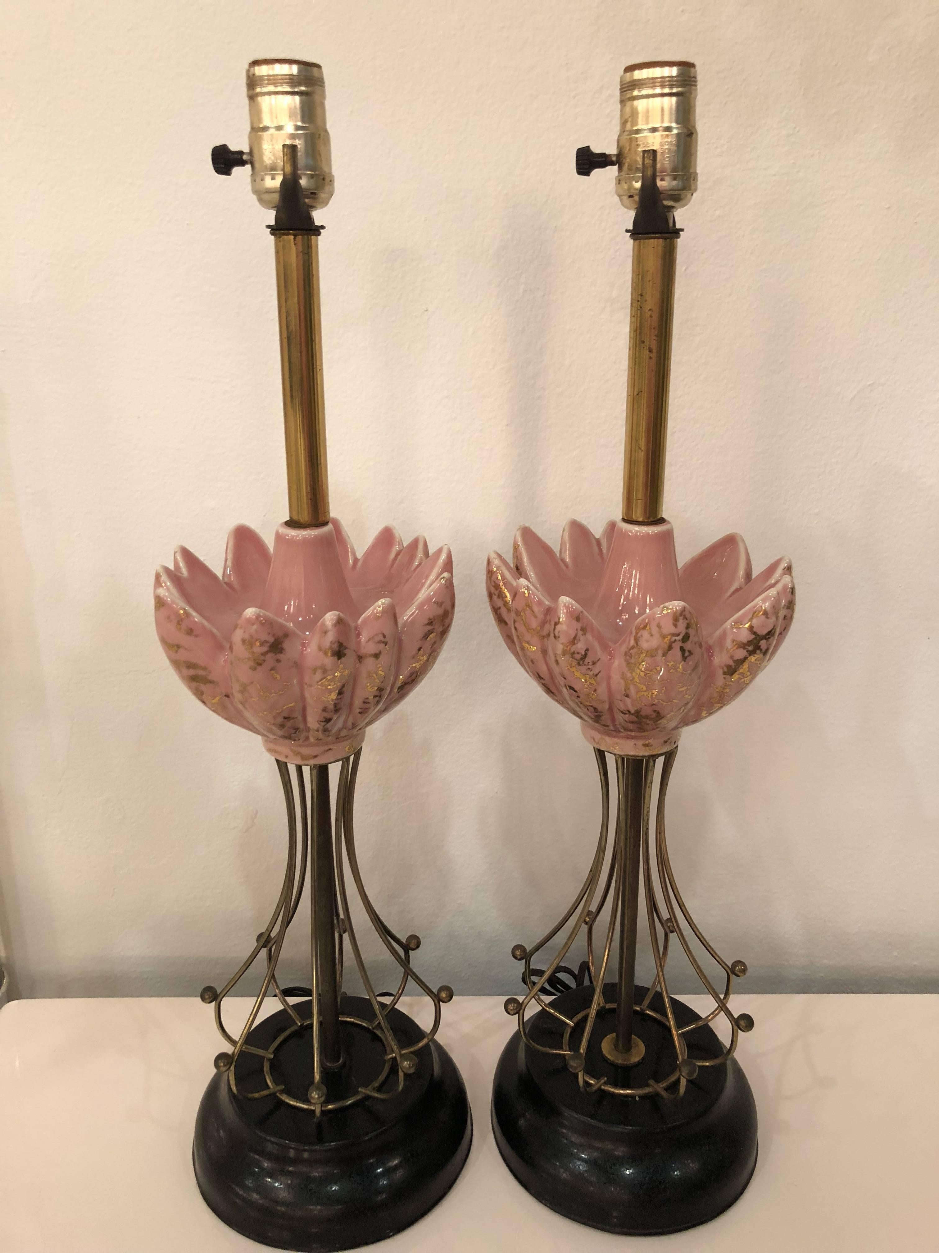 Laiton Paire de lampes de table Art Déco roses et laiton Vintage Hollywood Regency en vente