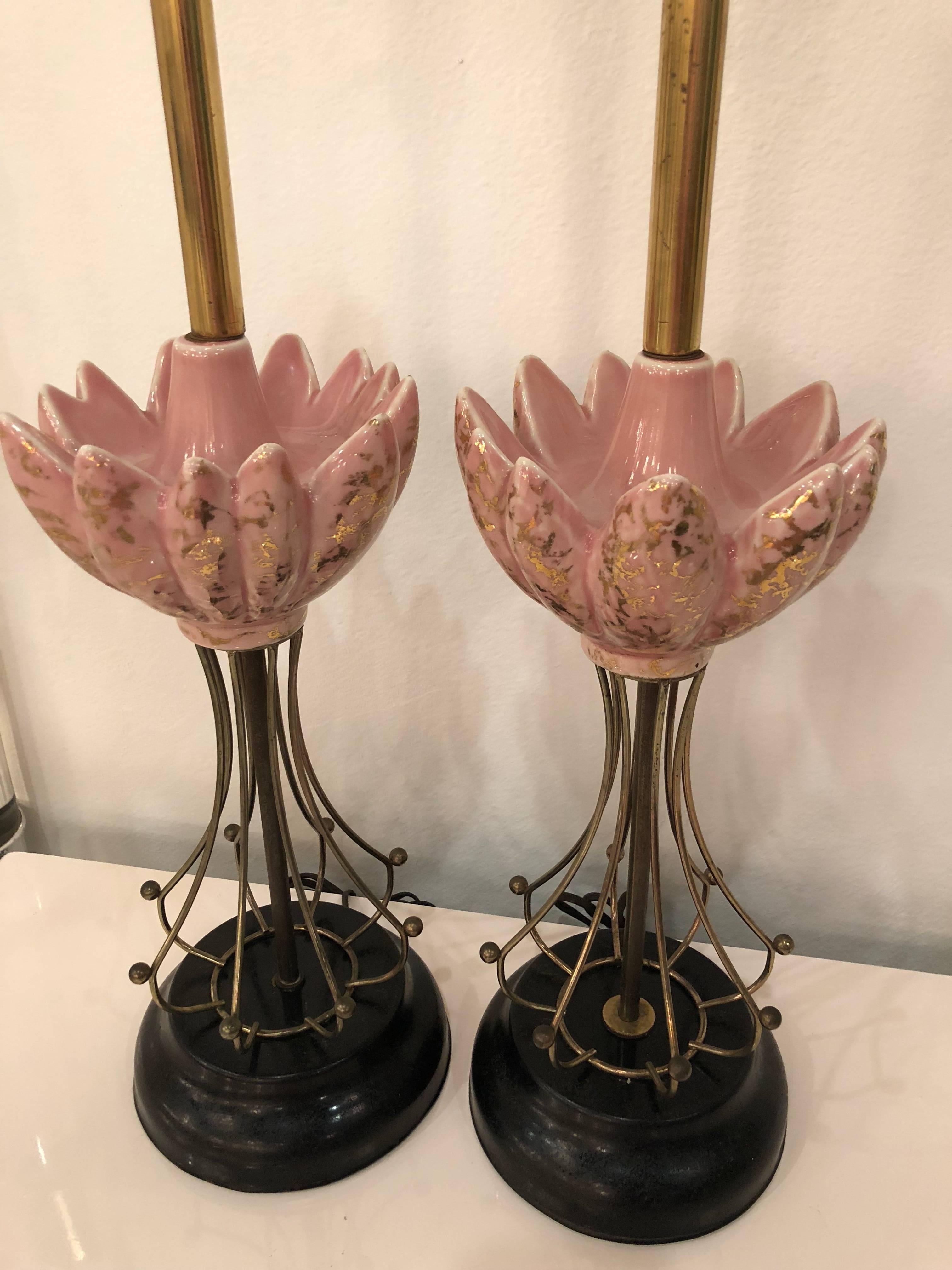 Paar Art-Déco-Tischlampen aus rosa und Messing im Hollywood-Regency-Stil, Vintage (Mitte des 20. Jahrhunderts) im Angebot