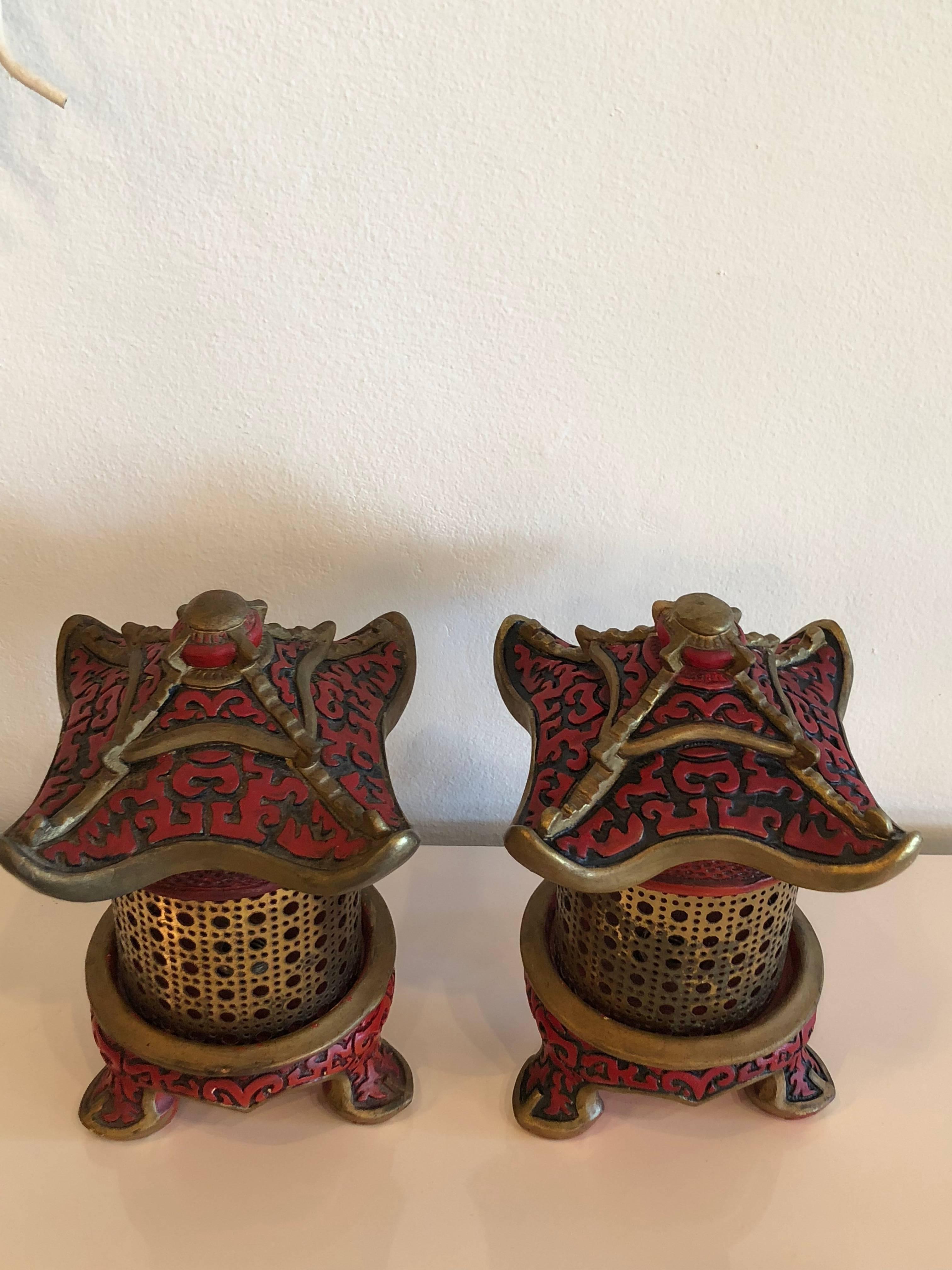 Métal Paire de lampes de table pagodes vintage, lanternes Chinoiserie en vente