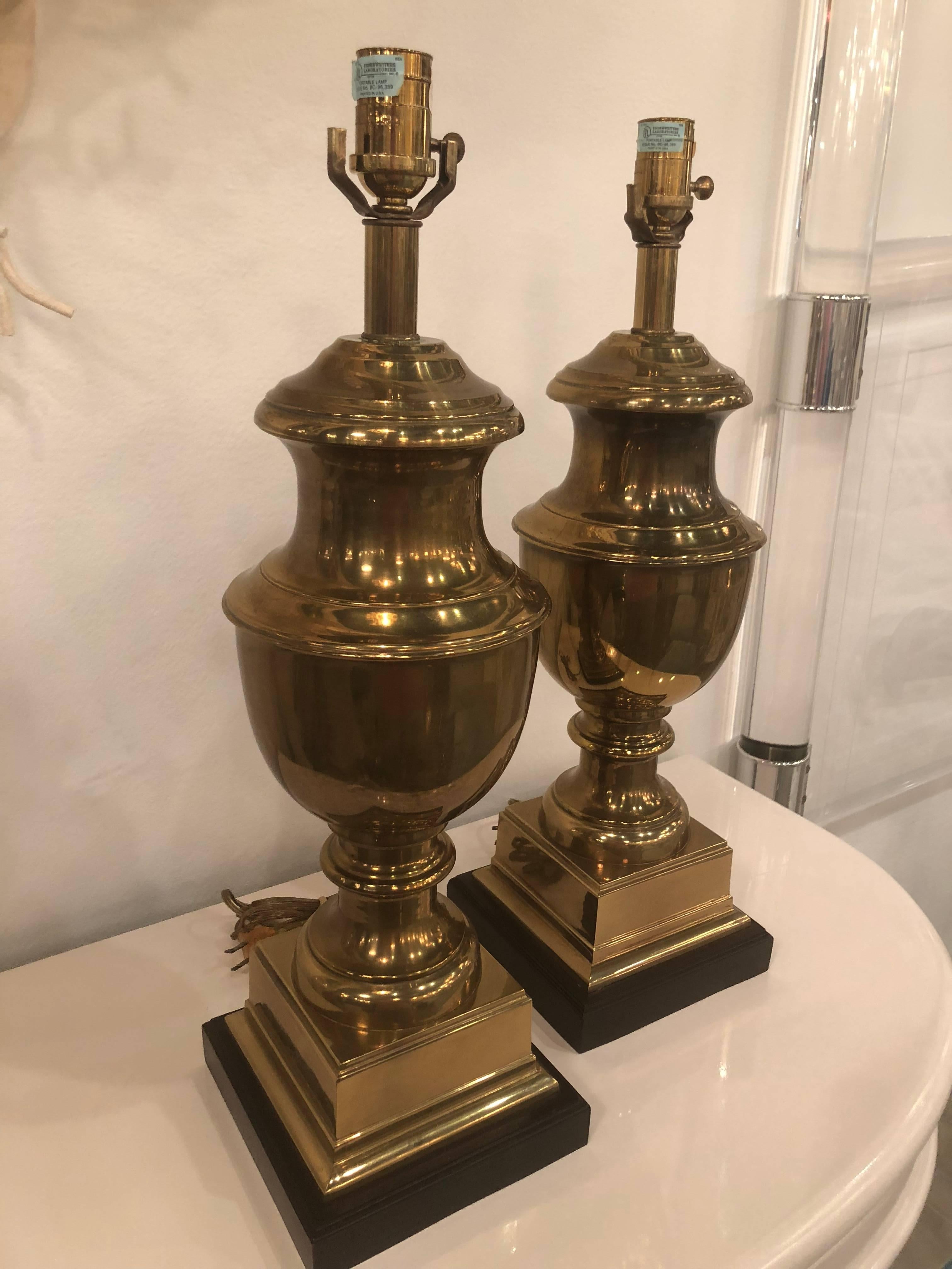 Vintage Pair of Ethan Allen Brass Urn Table Lamps Hollywood Regency In Good Condition In West Palm Beach, FL