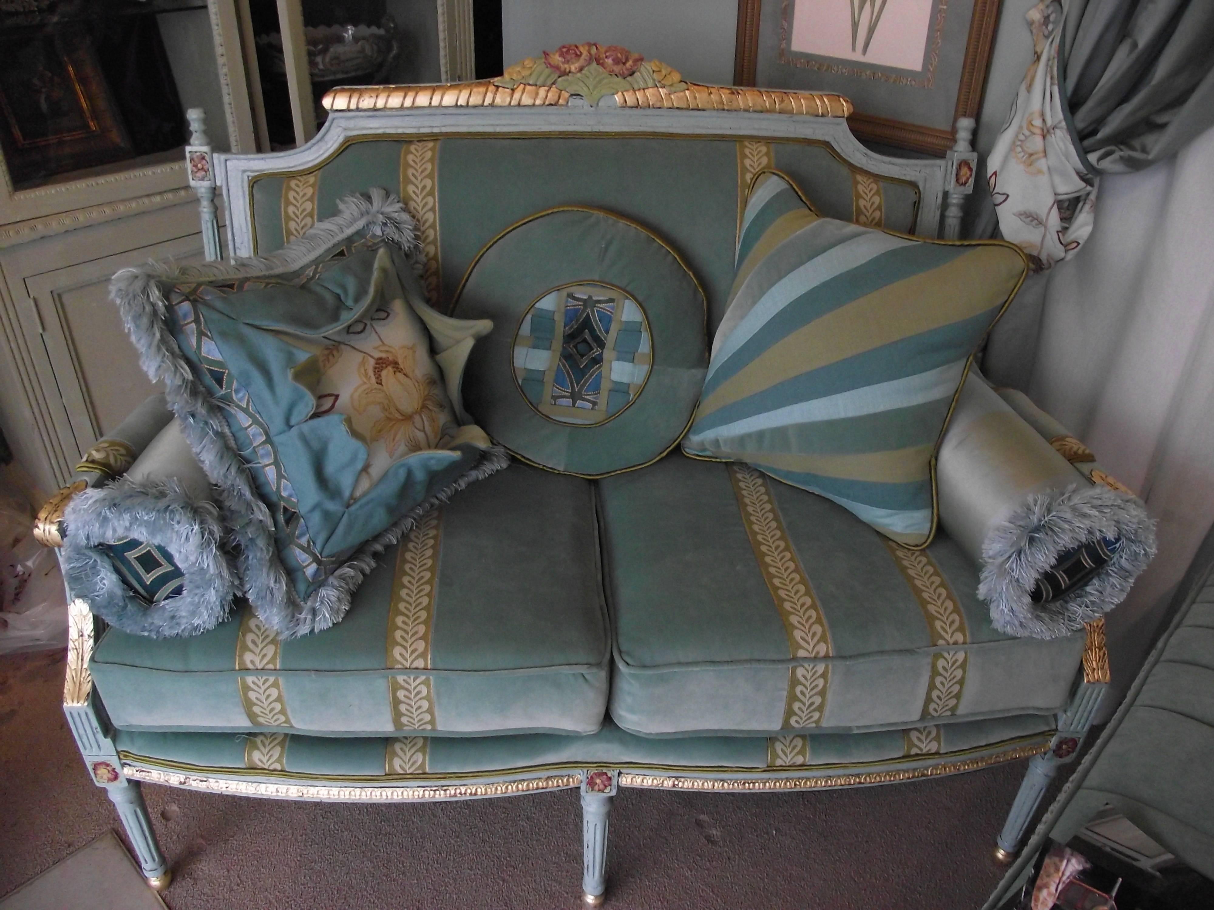 American Georgian Style Settee with Gold Leaf Accents