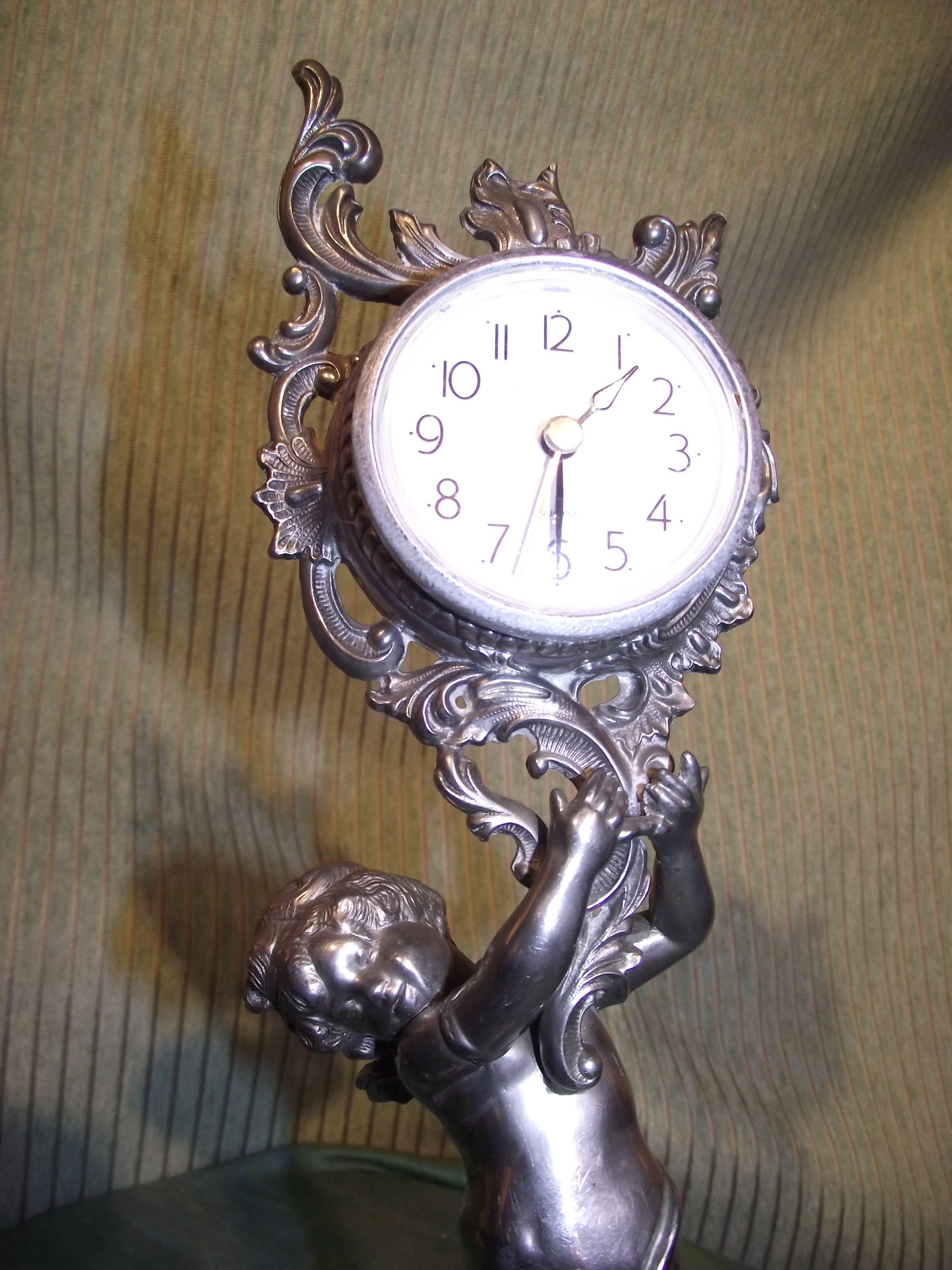 Antique Silver Plated Cherub Clock, Desk Accessory, Valentine gift In Good Condition For Sale In Harrisburg, PA