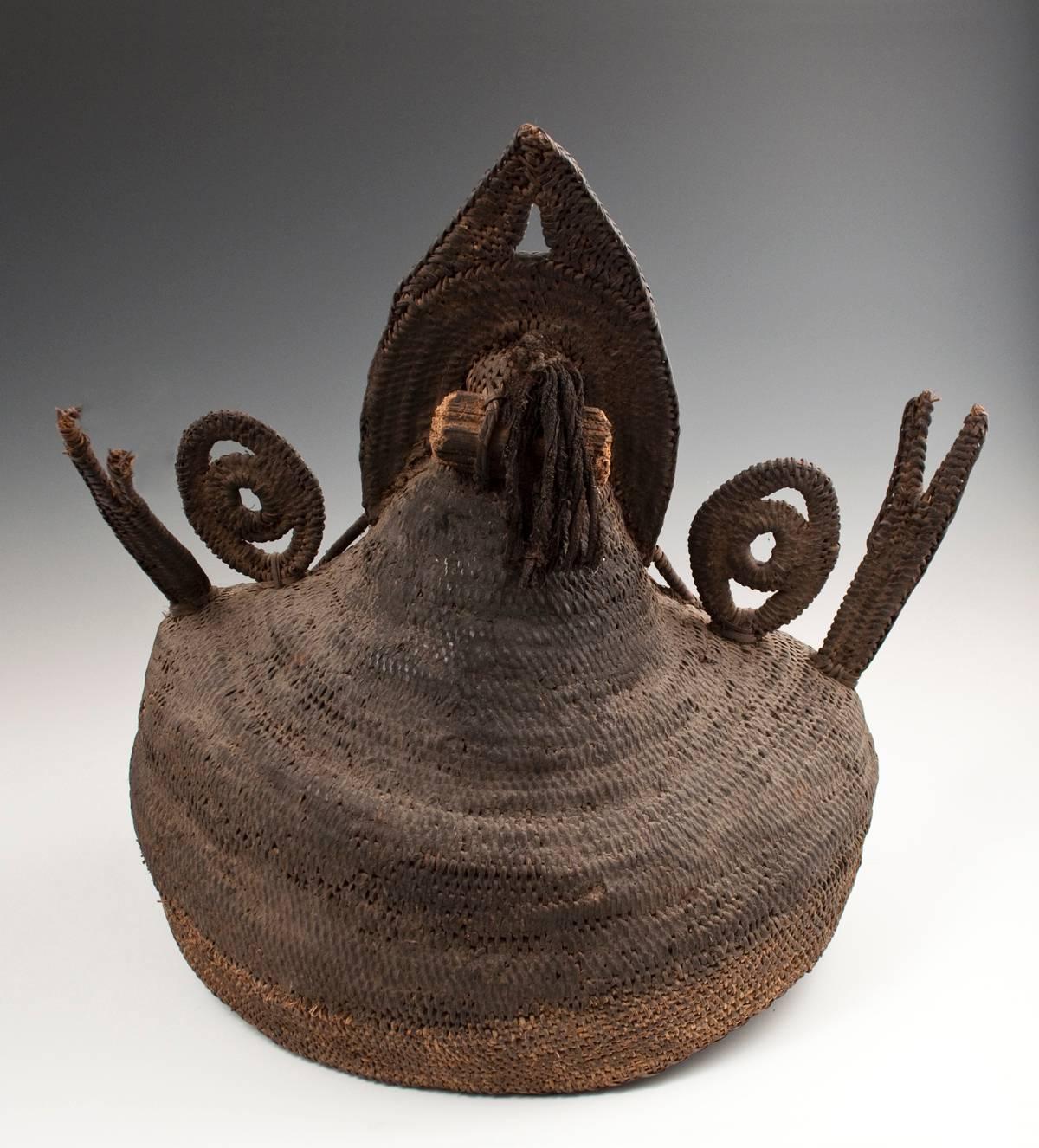 Early to Mid-20th Century Tribal Abelam Bapa Helmet Mask, Papua New Guinea In Good Condition In Point Richmond, CA